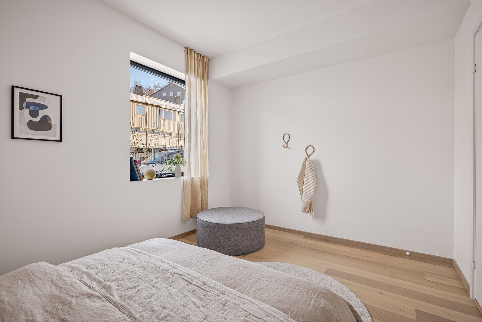 Her er det god plass til å dekke hele veggen med garderobeløsning etter egne ønsker og behov Galleribilde