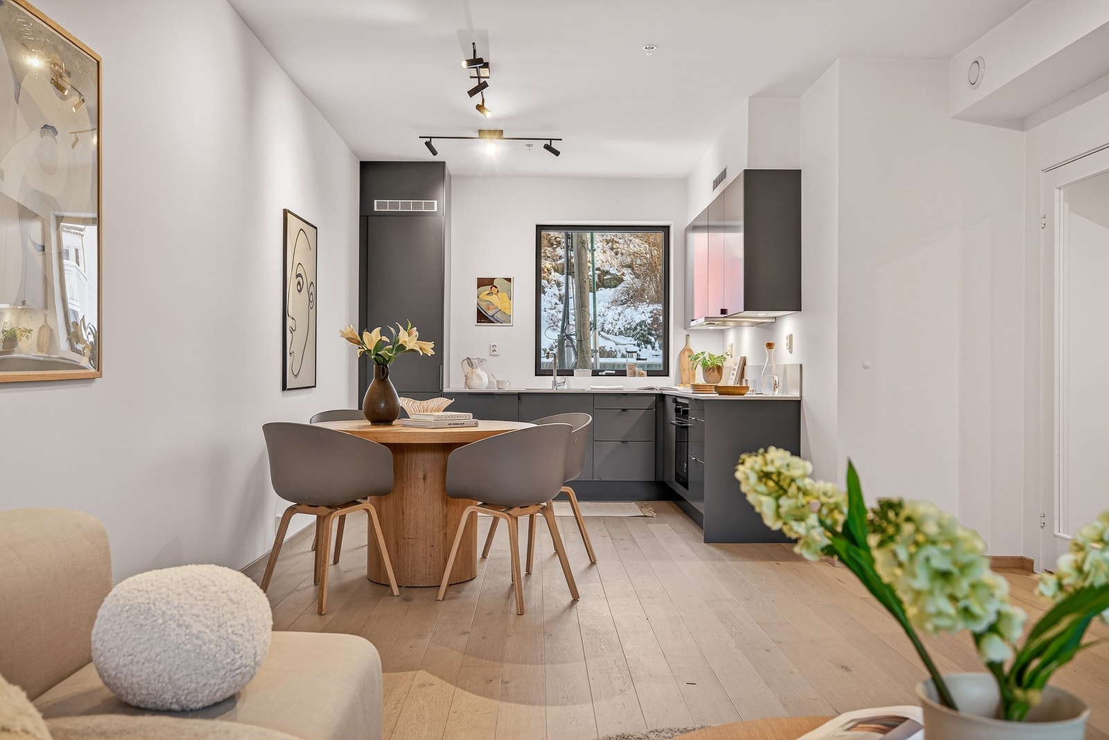 Den avlange utformingen gjør stuen lett å innrede med gode soner for både salong og spisebord Galleribilde