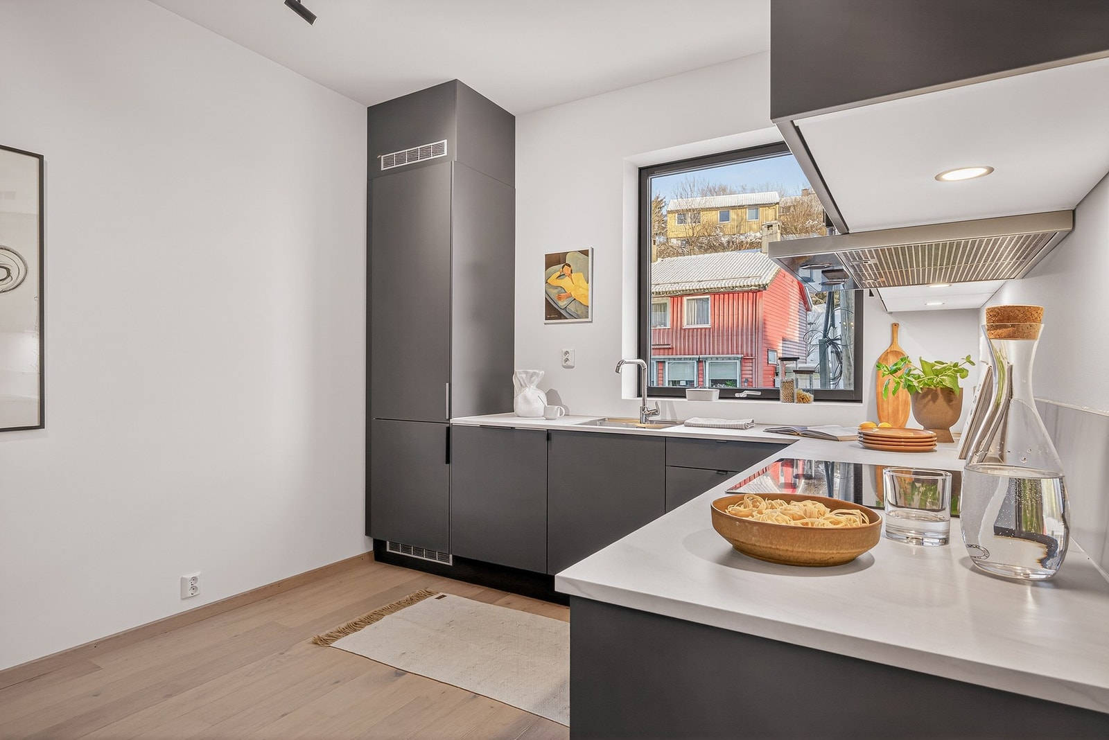 I hjørneskapet er det uttrekkbar karusell til panner Galleribilde