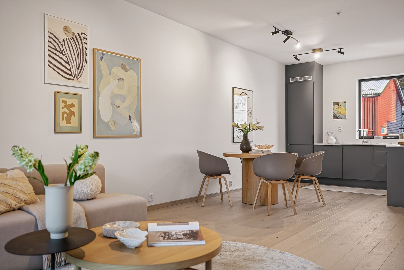 Det er lekker enstavs eikeparkett i alle rom utenom badet som er flislagt Galleribilde