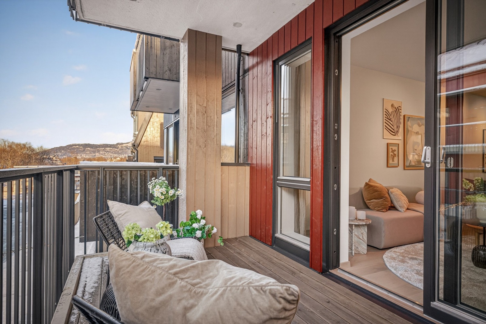 Balkongen er overbygget slik at den kan benyttes selv om det skulle dryppe litt Galleribilde