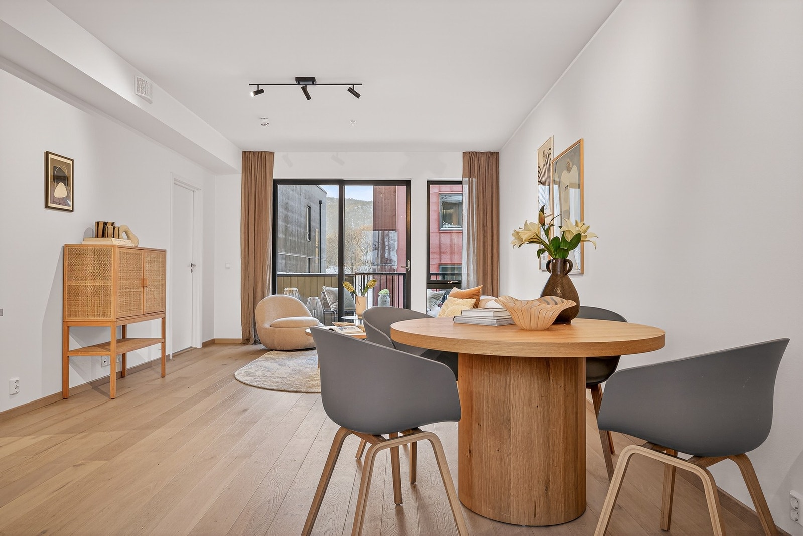 Leiligheten varmes opp med varmekonvektor i stuen - Denne får varme fra fjernvarmeanlegget Galleribilde