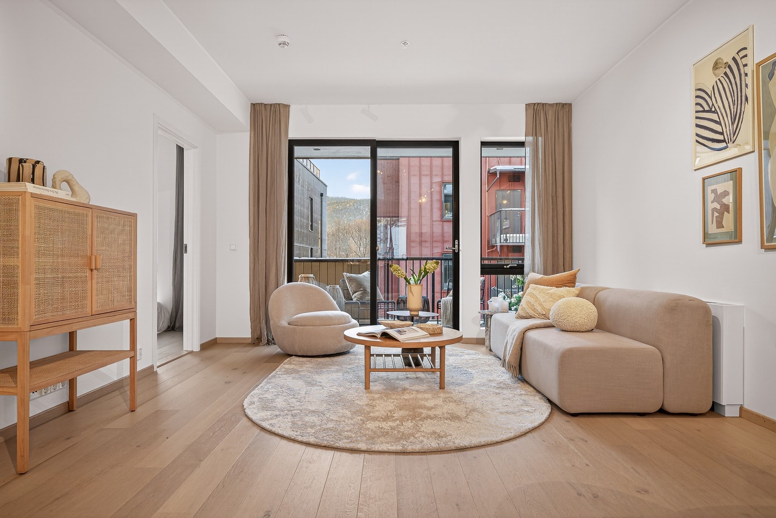 De store vindusflatene gir godt naturlig lys i stuen Galleribilde