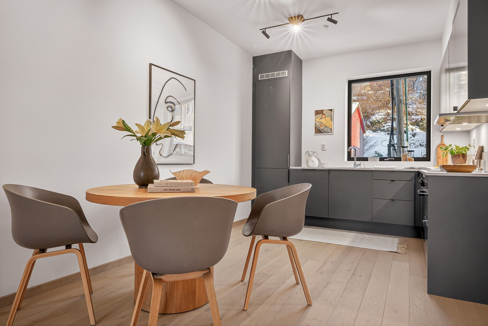 God plass til spisebord ved kjøkkenet Galleribilde