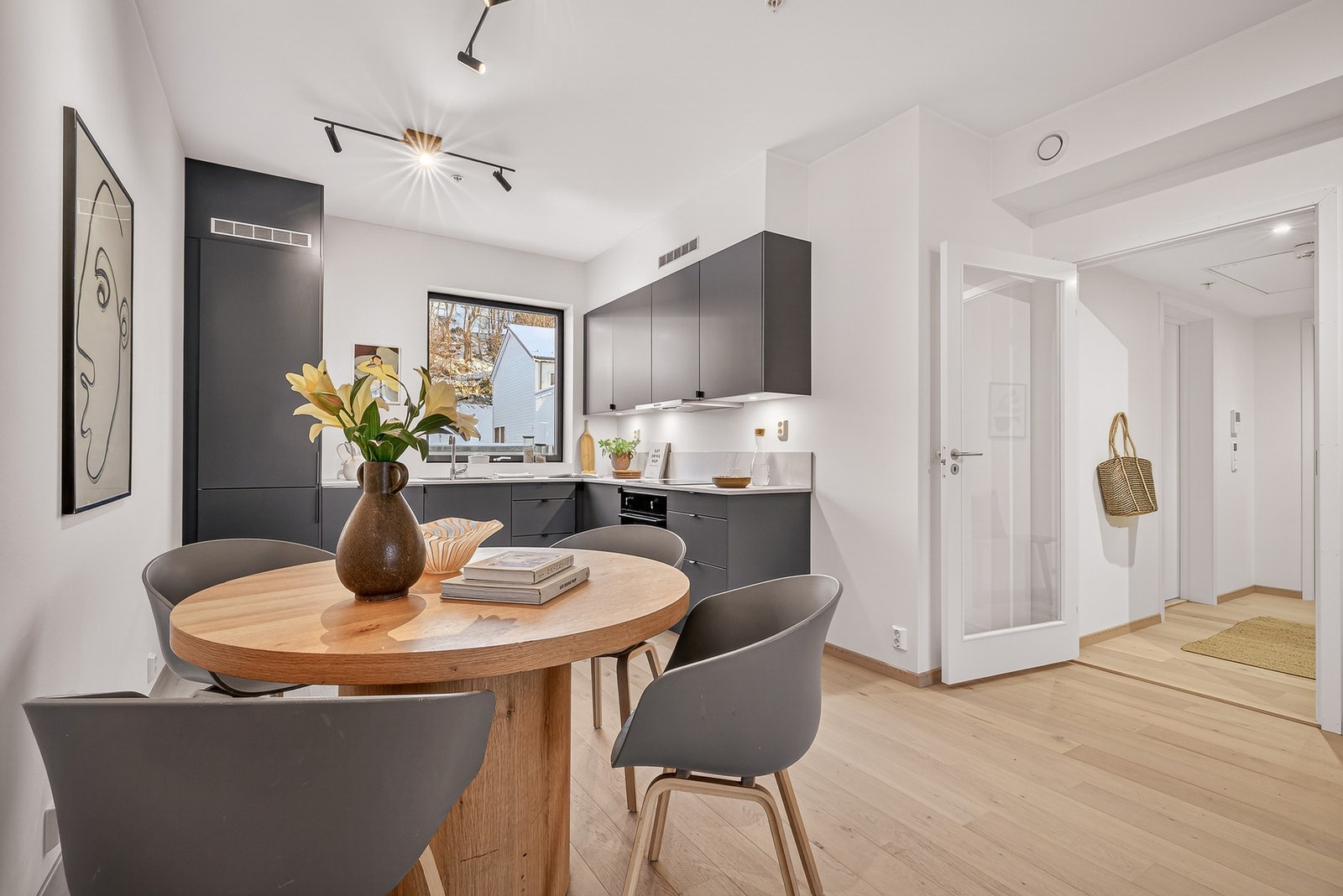 Leiligheten har smarthussystem som gjør at belysningen kan styres fra telefonen Galleribilde