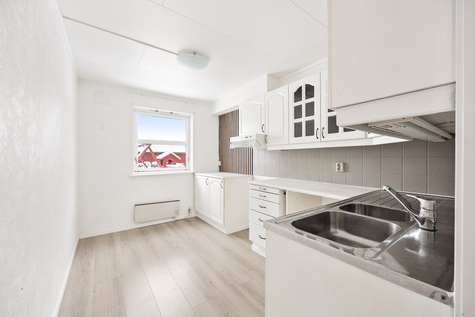 Kjøkkenet ligger i eget rom og har nyere laminatgulv Galleribilde