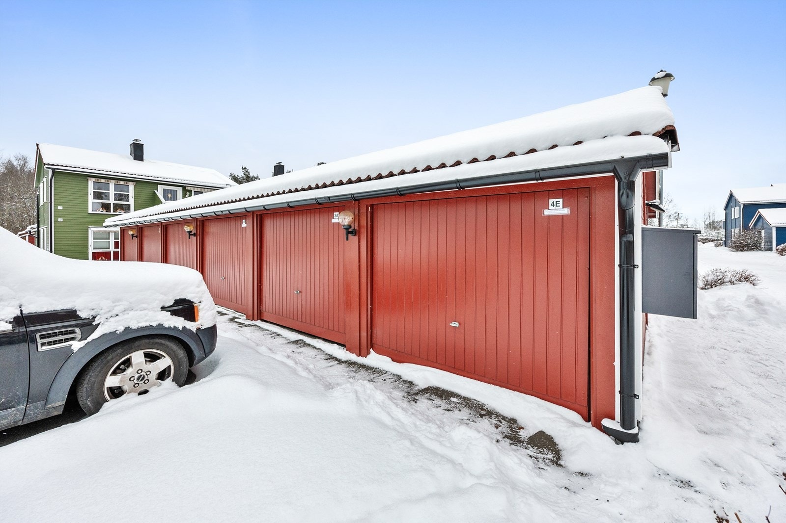 Parkering kan gjøres i garasjen som ligger i en felles garasjerekke. Galleribilde