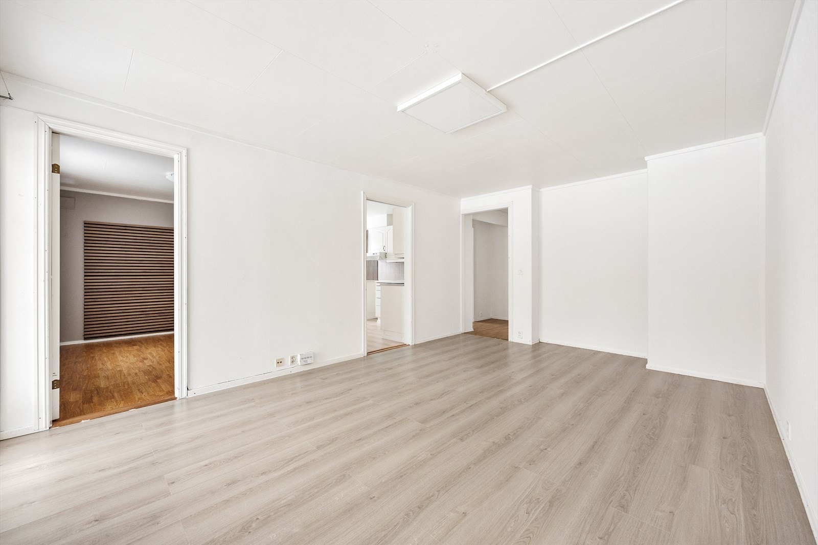 Stuen har stor møbleringsfrihet, og det er anledning til å montere vedovn her Galleribilde