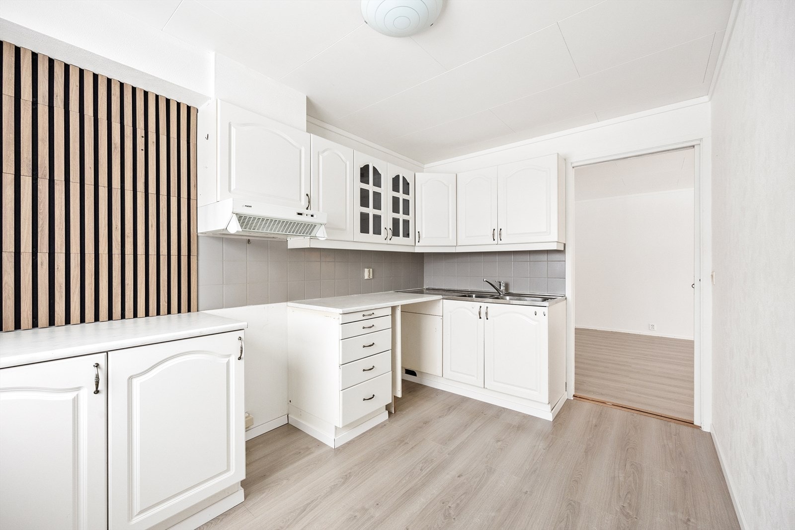 Det er nisje for komfyr, opplegg for oppvaskmaskin og plass til kjøl/fryseskap. Galleribilde