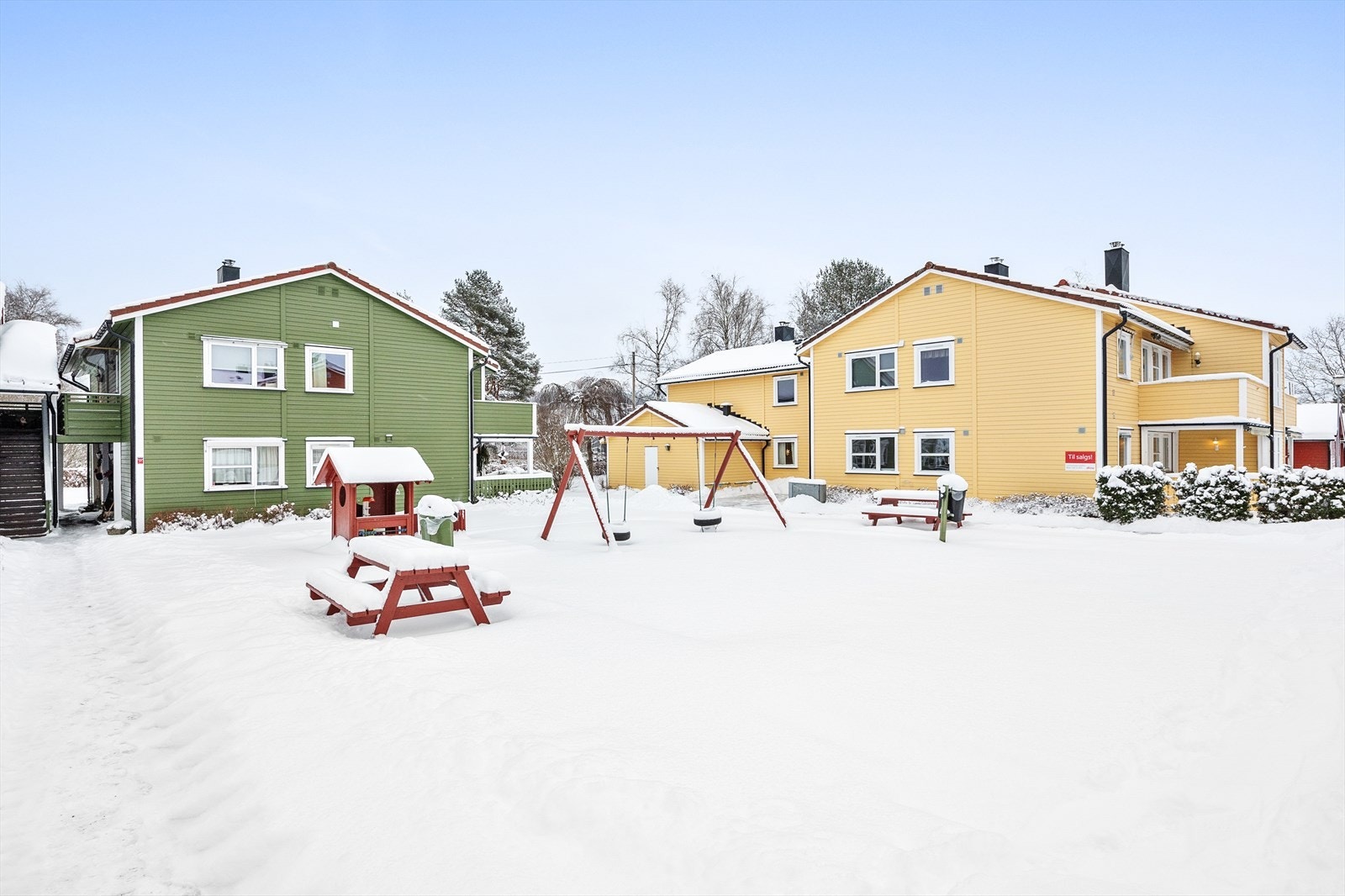 Fellesområdene er opparbeidet med plenarealer, trær, busker og internveier.
I tillegg er det etablert lekeplass og sittegrupper. Galleribilde