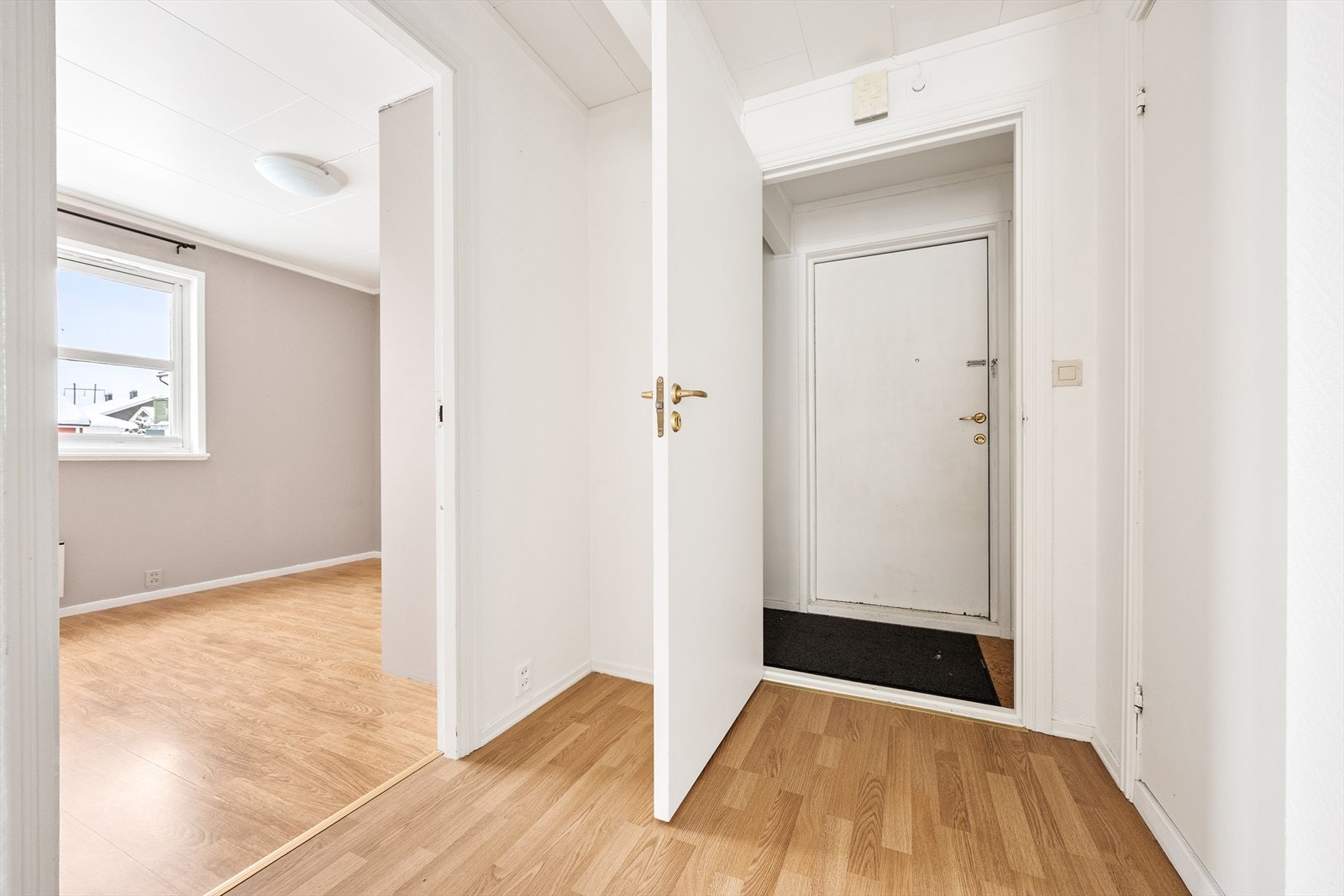 Videre inn er det en mellomgang med adkomst til bad og ett av leilighetens to soverom. Galleribilde