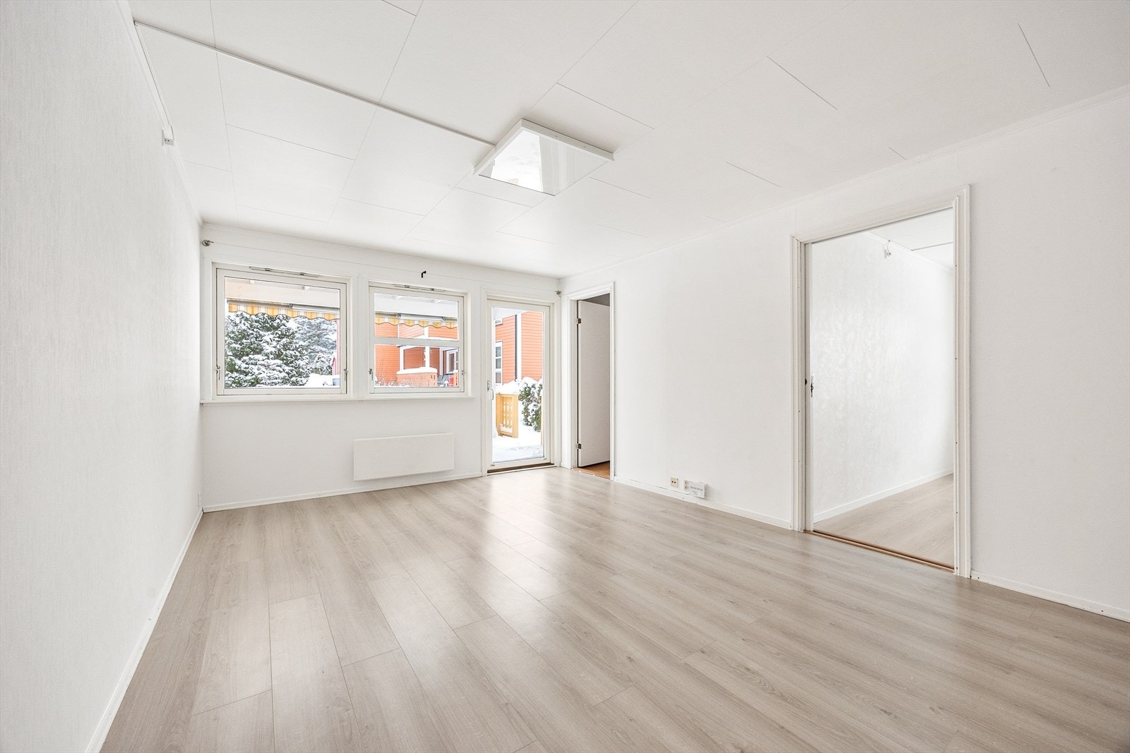 Stuen er lys og innbydende med malte overflater og nyere laminatgulv. Galleribilde