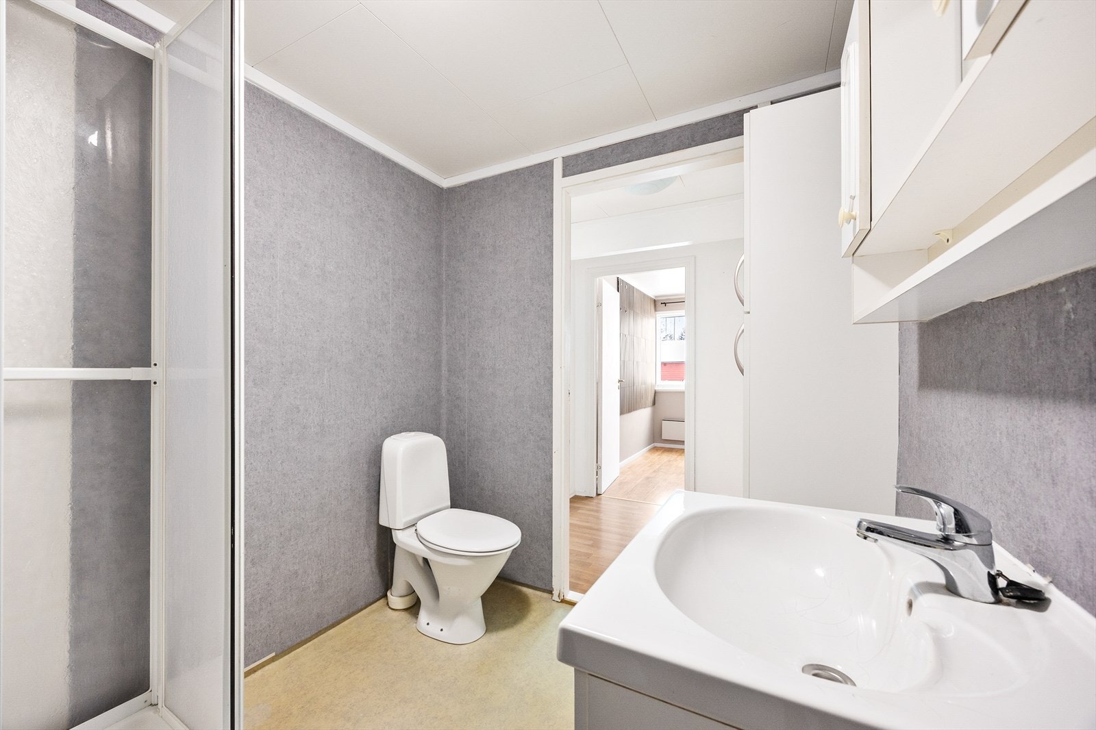 Videre har badet lun gulvvarme, dusjkabinett, gulvmontert toalett og opplegg for vaskemaskin. Galleribilde