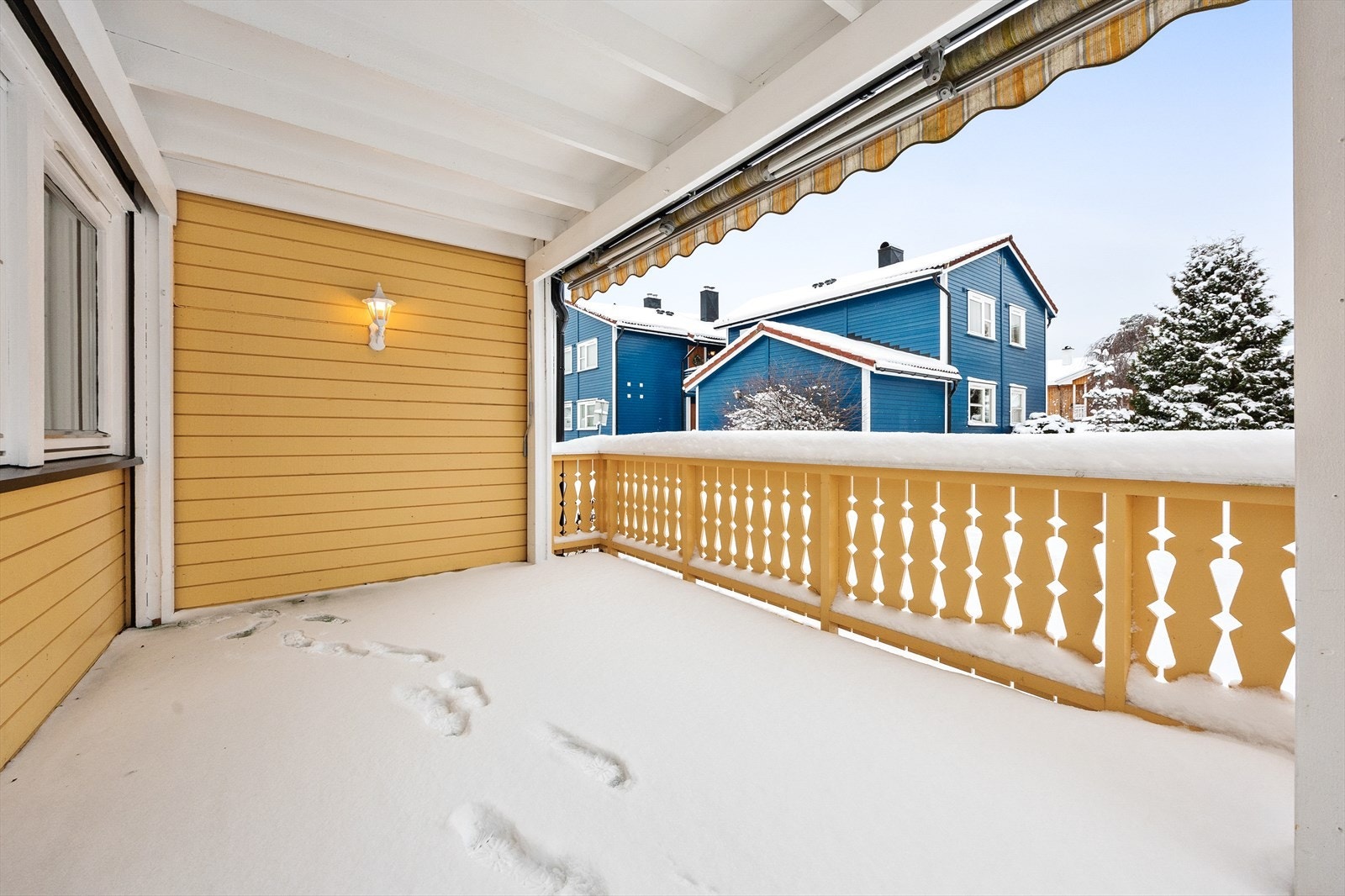 Terrassen har fin plass til møbler og en grill Galleribilde