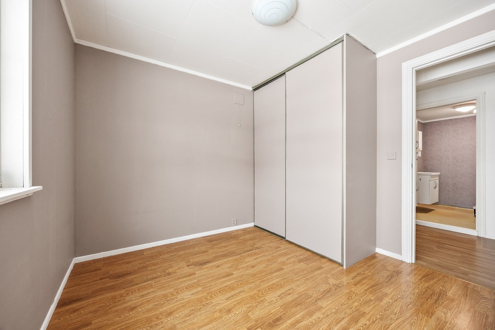 Det ene soverommet har garderobeskap Galleribilde