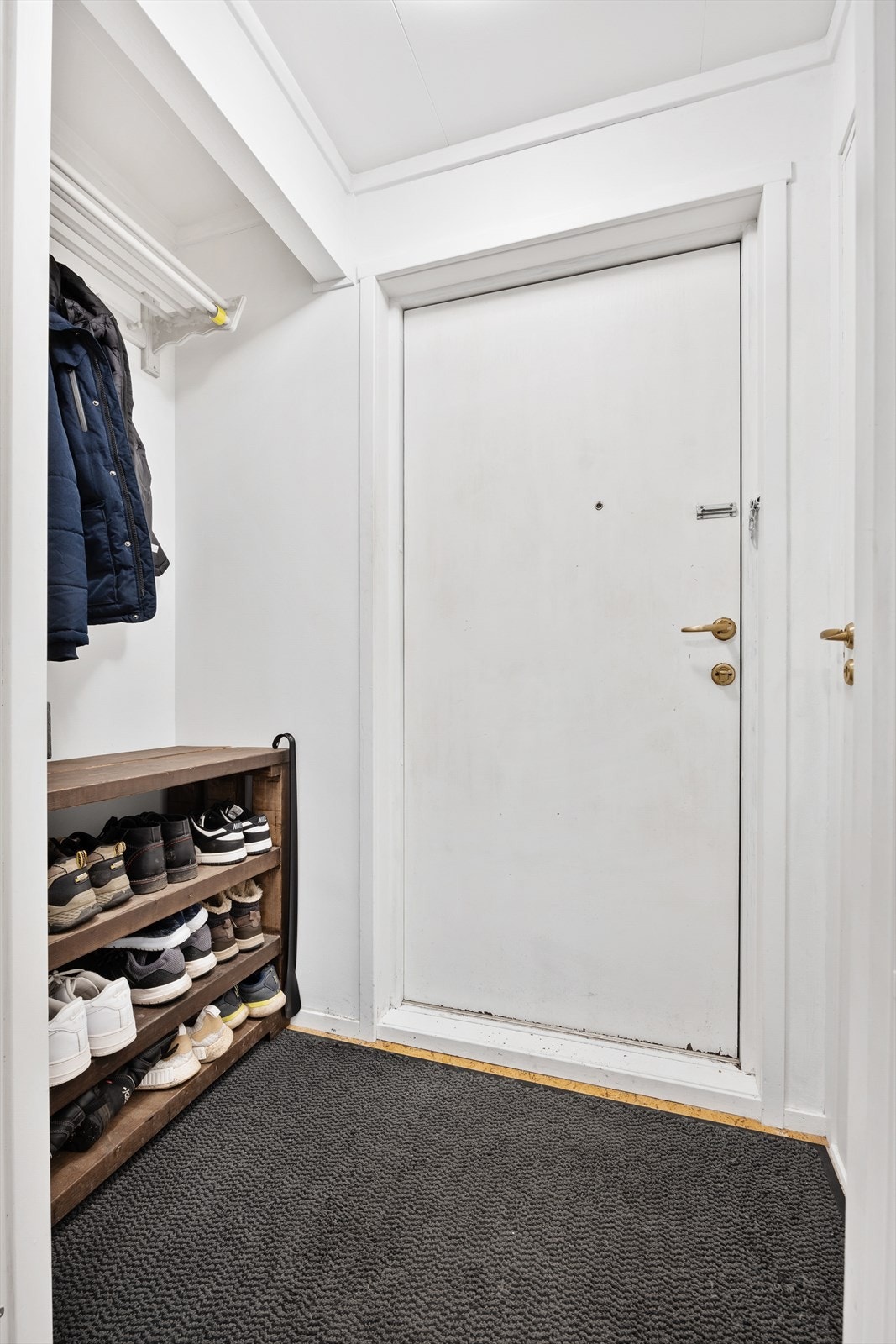 Entréen har lysmalte veggflater og vinylbelegg på gulvet.
Det er åpen garderobeløsning og direkte tilgang til innvendig bod fra entréen. Galleribilde