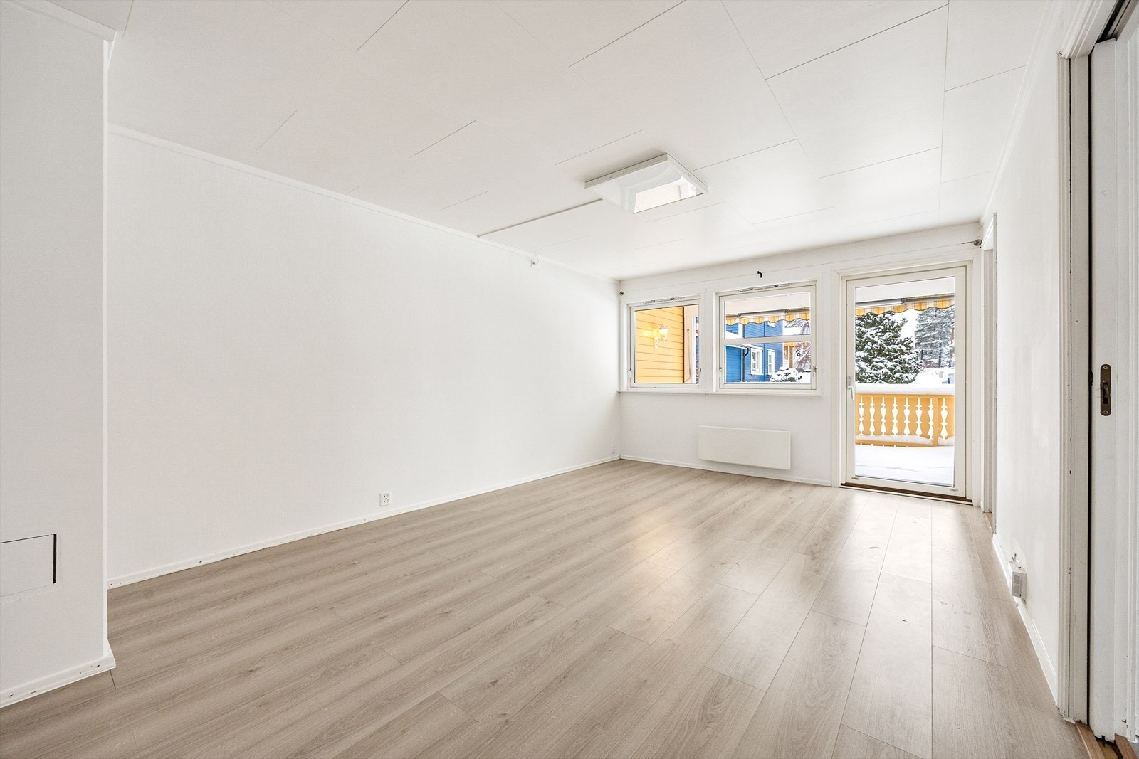 Fra stuen er det utgang til den vestvendte terrassen. Galleribilde