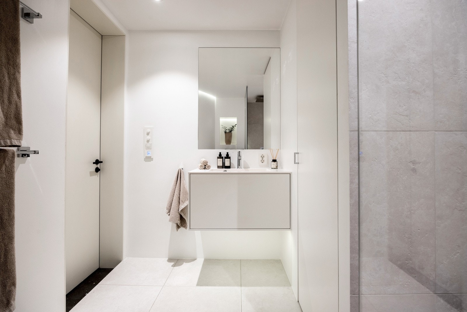 I tillegg til downlights er det også LED belysning i dusjnisje, under baderomsmøbel og i den runde delen av taket/veggen Galleribilde