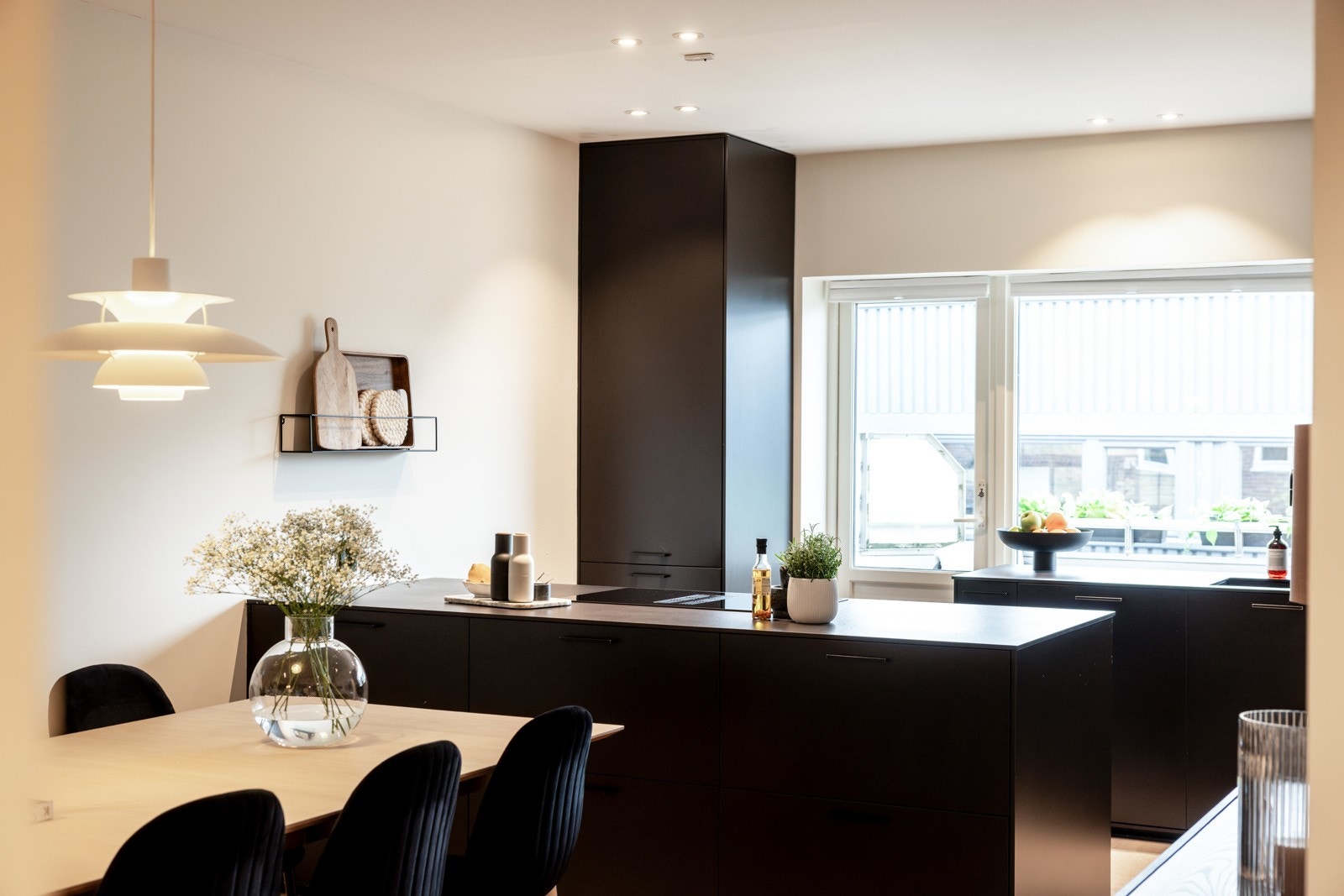 Velkommen inn i en moderne leilighet med plassbygde garderober og kjøkken av møbelsnekker i god kvalitet Galleribilde