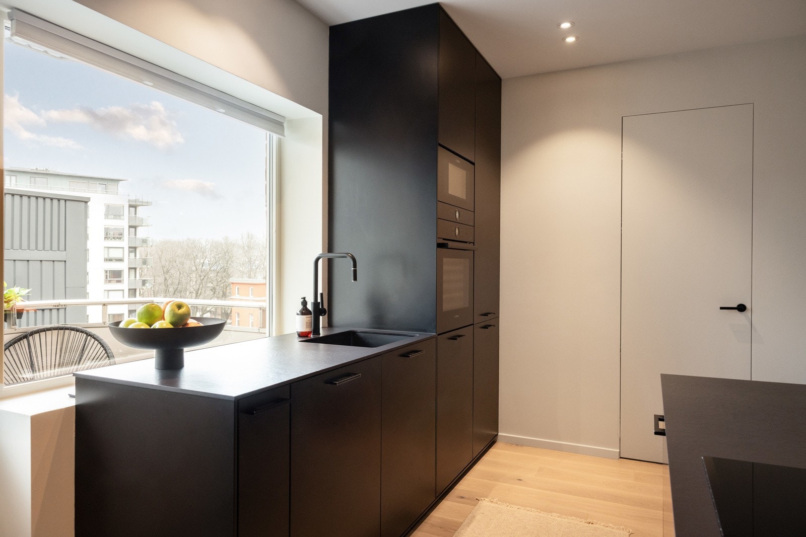 Lekker 3-roms eierleilighet beliggende i 2. etasje med utgang fra stuen/kjøkkenet til nordøstvendt balkong med morgensol Galleribilde