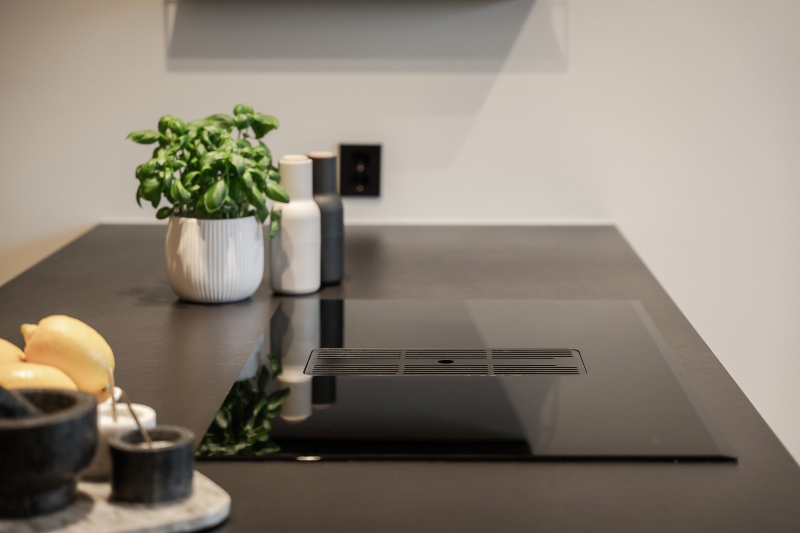 Detalj fra kjøkkenet. Her ligger alt til rette for kokkelering til hverdag og fest. Galleribilde