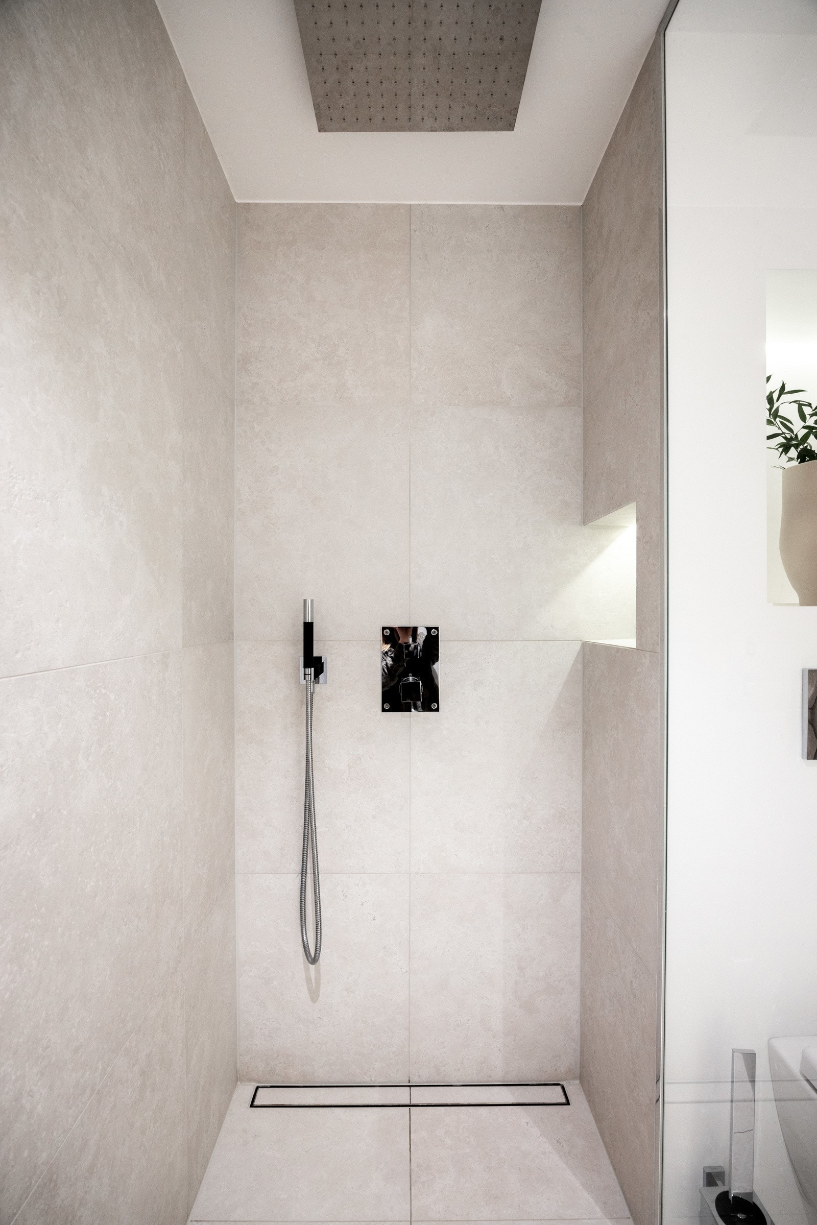 Stor åpen dusj med glassfelt fra gulv til tak, innebygget Tapwell rainshower (40x40cm), Purus-line sluk Galleribilde