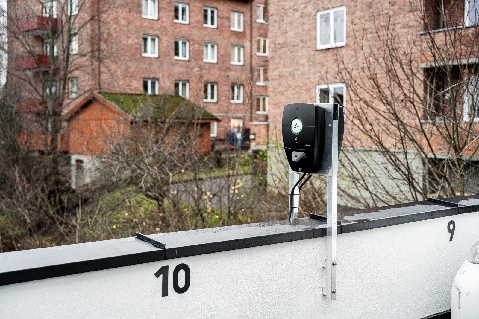 Ladeutgifter tilkommer etter faktisk bruk. Dersom du ønsker å stå på venteliste for plass, ta kontakt med styret pr. e-post: rosenborggata17@gmail.com. Galleribilde