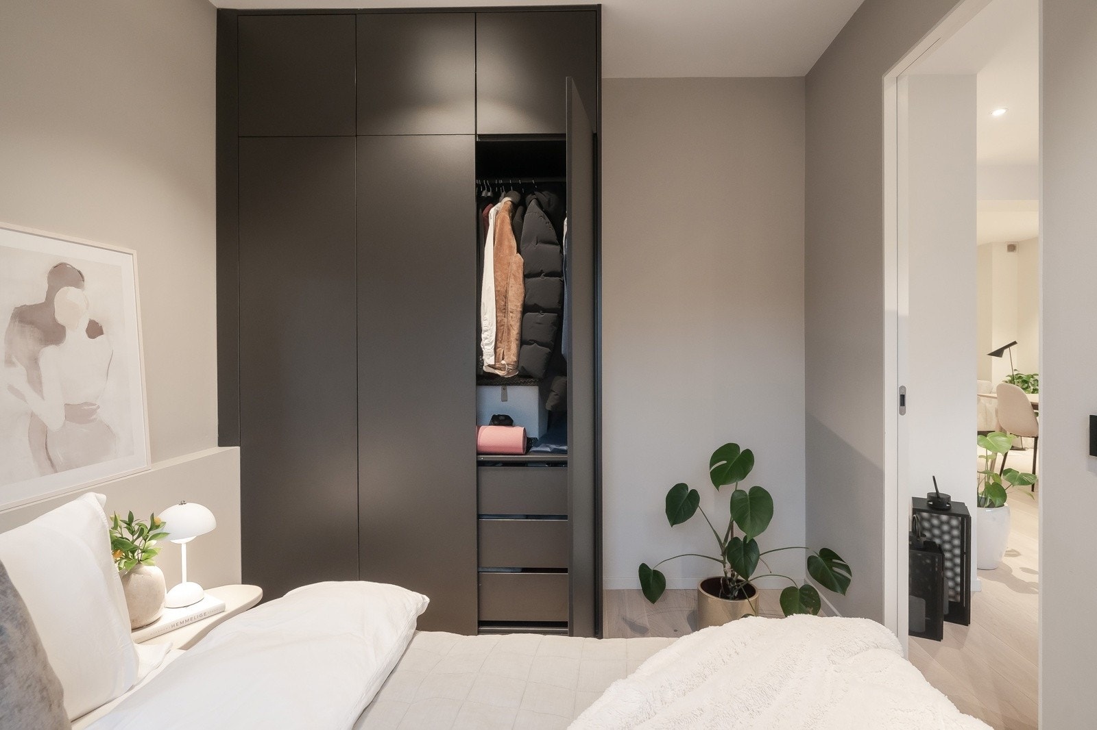 Her som i leiligheten forøvrig er det store vindusflater som slipper inn mye naturlig lys og skaper en god atmosfære. Galleribilde