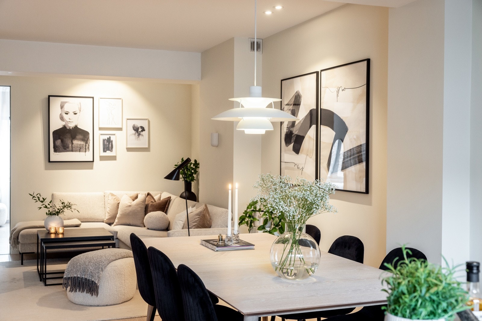 Hyggelig spiseplass i tilknytning til kjøkkenet innbyr til sosialt samvær med familie og venner Galleribilde