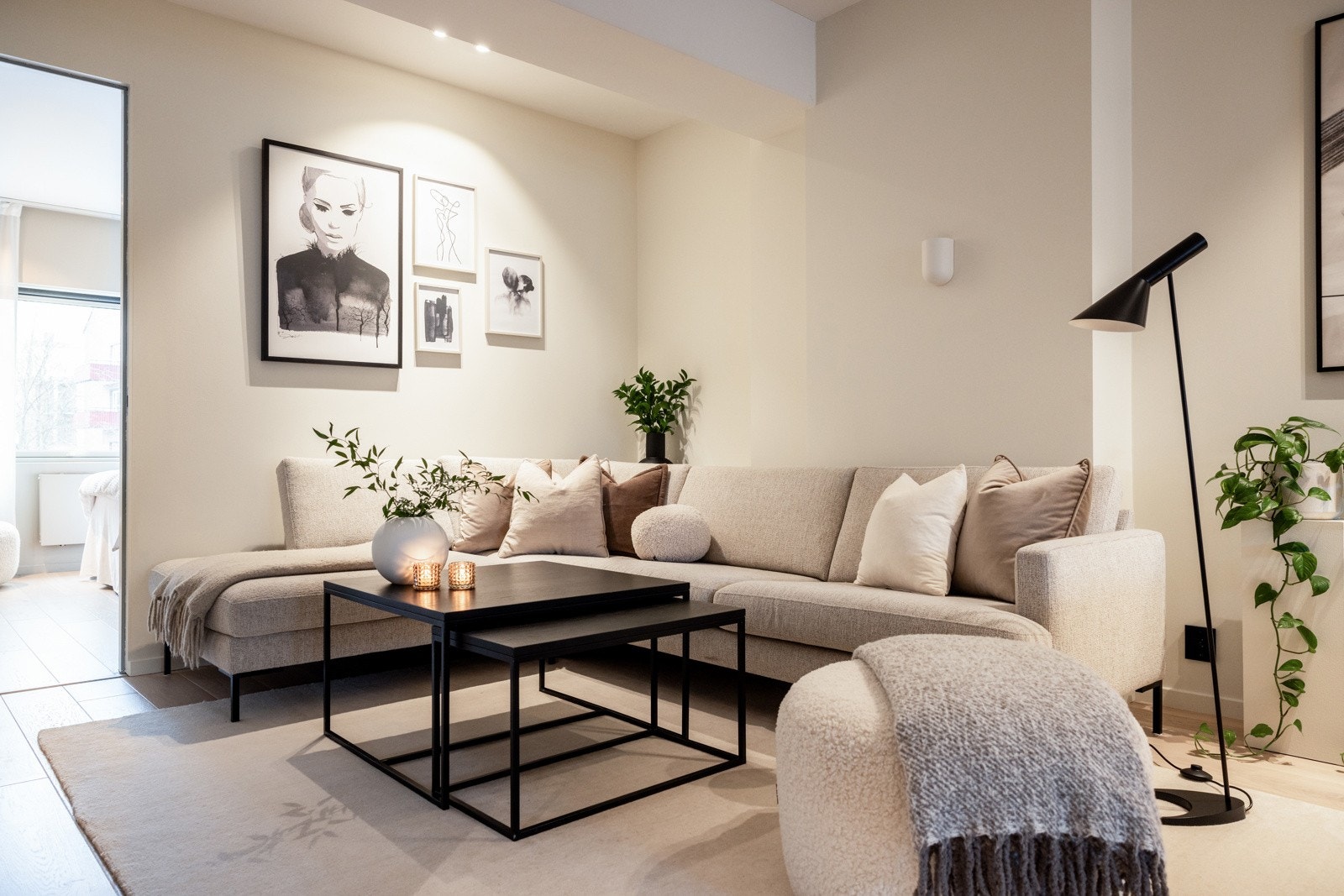 Den romslige planløsningen i stuen gir god plass til en komfortabel sofagruppe og annet møblement man har behov for Galleribilde