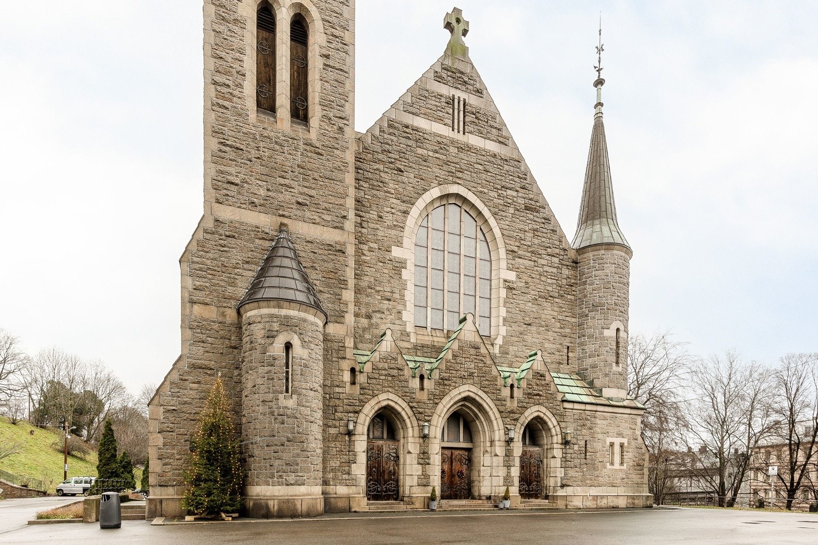 Fagerborg kirke ved Stensparken ligger rett ved. Du ser faktisk spiret til denne kirken fra leiligheten. Galleribilde