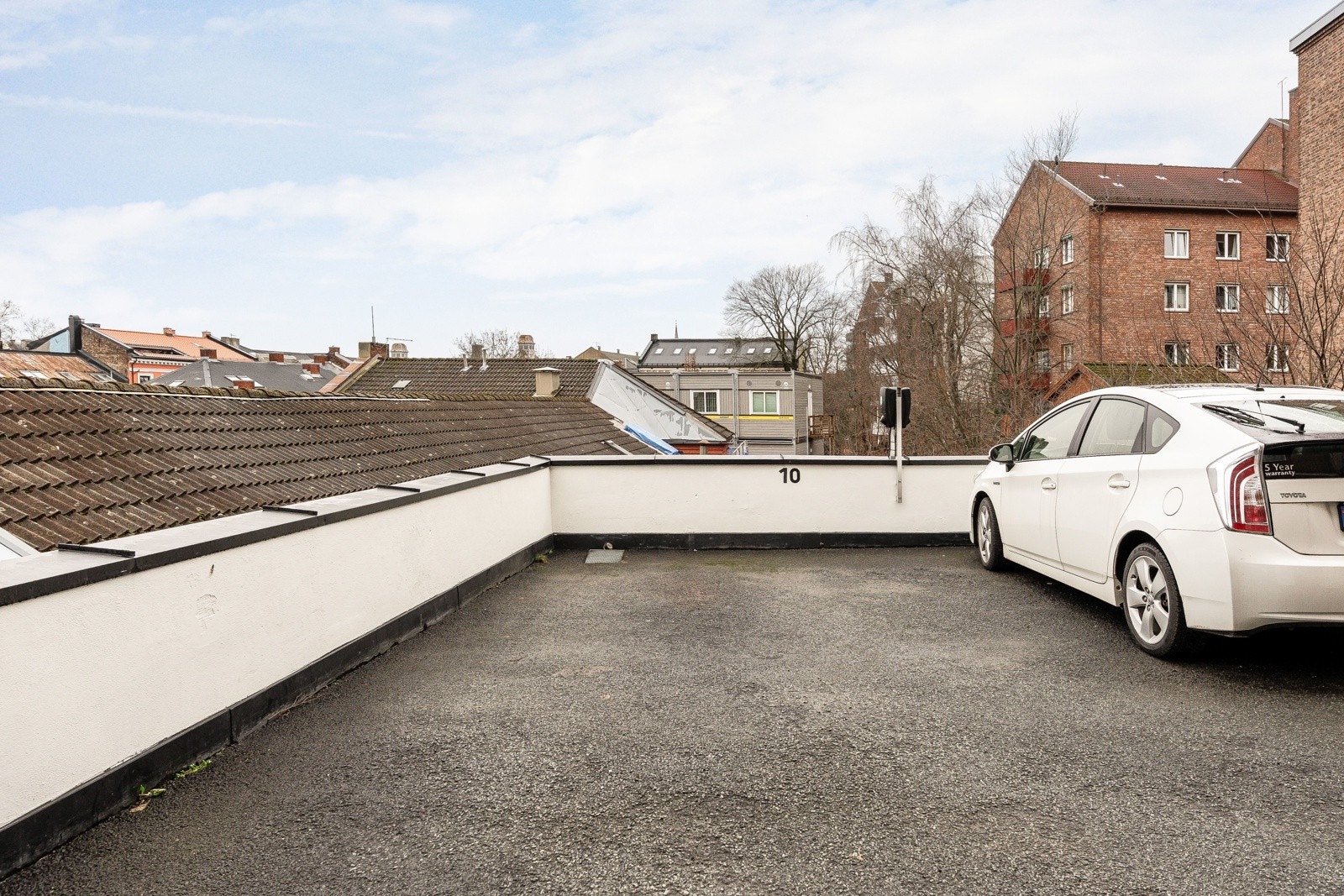 Sameiet har 10 parkeringsplasser. Disse leies ut etter regler vedtatt av styret. Månedsleie er kr. 1 000,- pr. måned pr. plass Galleribilde