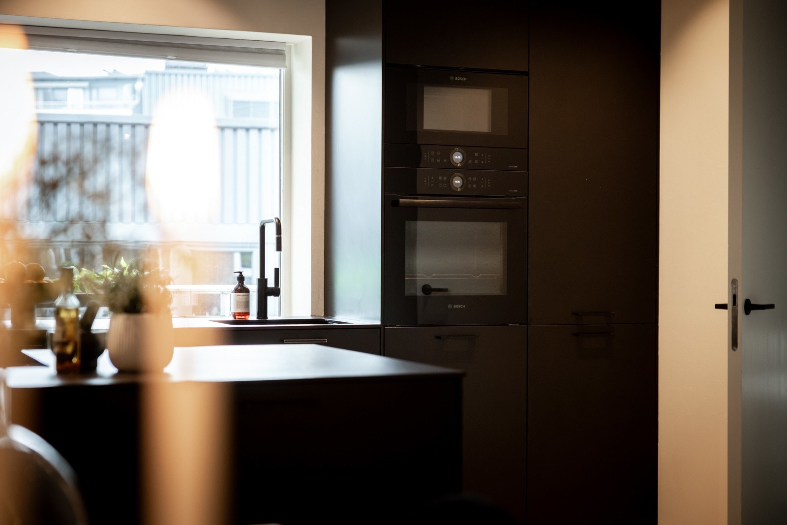 Det er high-end hvitevarer integrert i innredningen: Sort Bosch accent Line integrert ovn Sort Bosch accent Line mikrobølgeovn Witt integrert induksjonstopp med nedtrekksventilator. Galleribilde