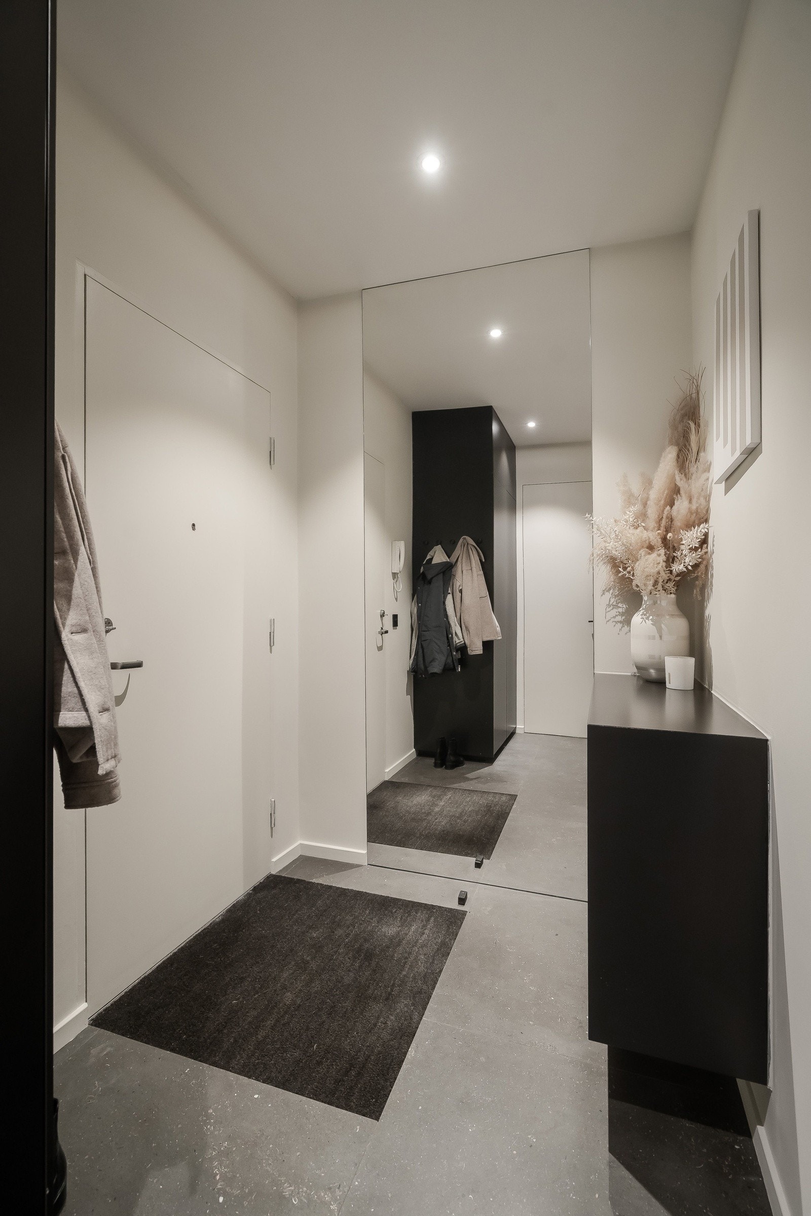 Velkommen inn! Innbydende entré som gir et meget godt førsteinntrykk av denne lekre leiligheten. Galleribilde