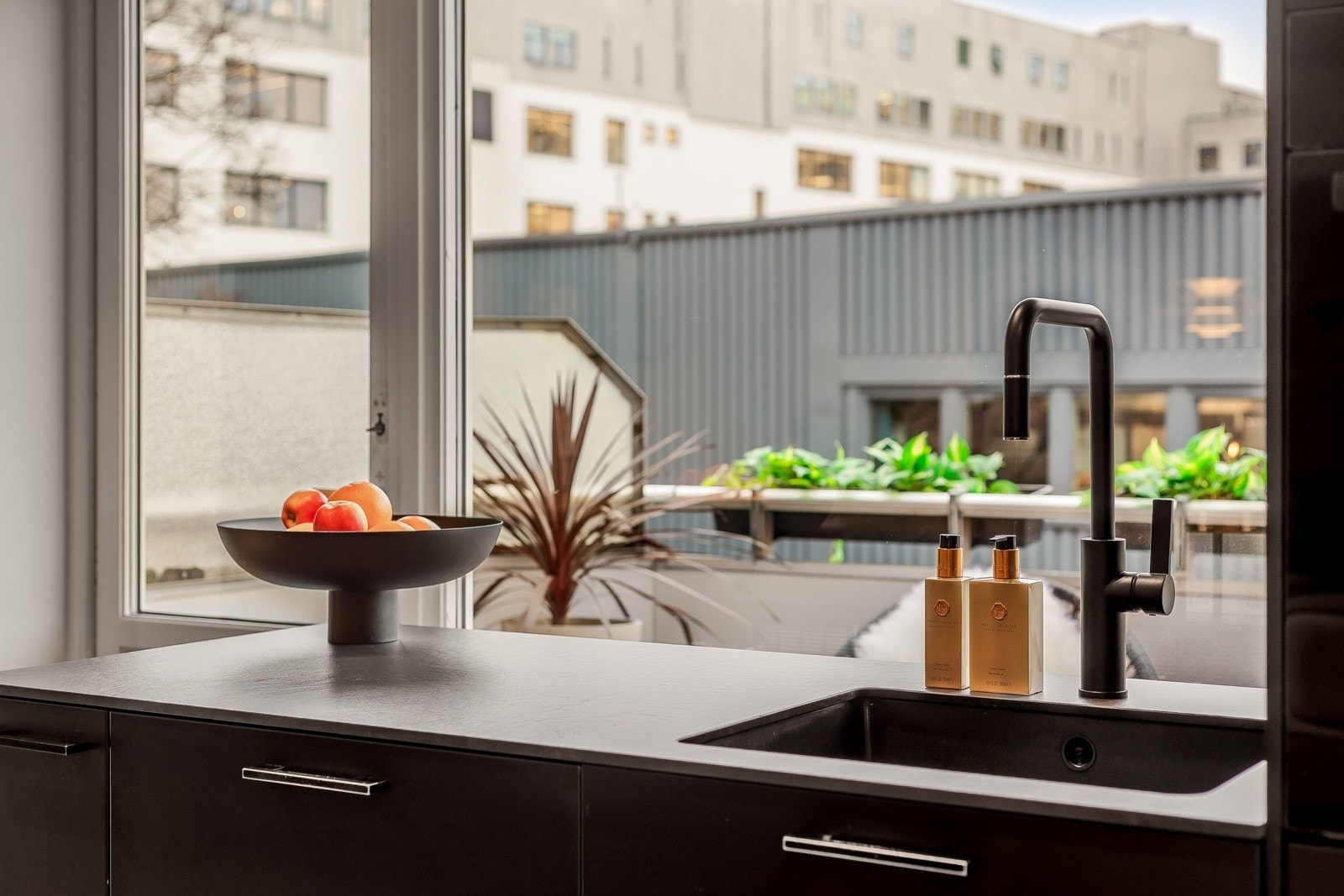 Hele leiligheten ble renovert i 2019 da med nytt flislagt bad med varmekabler og nytt kjøkken med hvitevarer Galleribilde