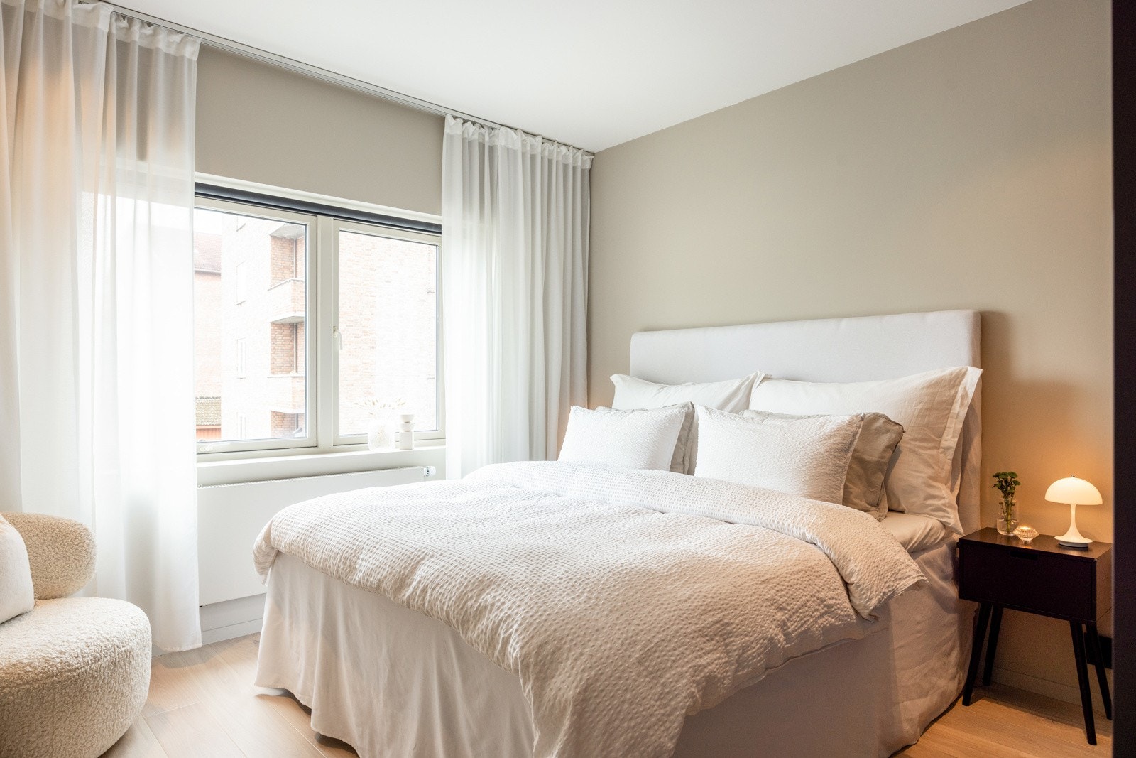 Det er to gode soverom i leiligheten. Hovedsoverommet er av god størrelse og har plass til dobbeltseng, nattbord og annet møblement man har behov for Galleribilde