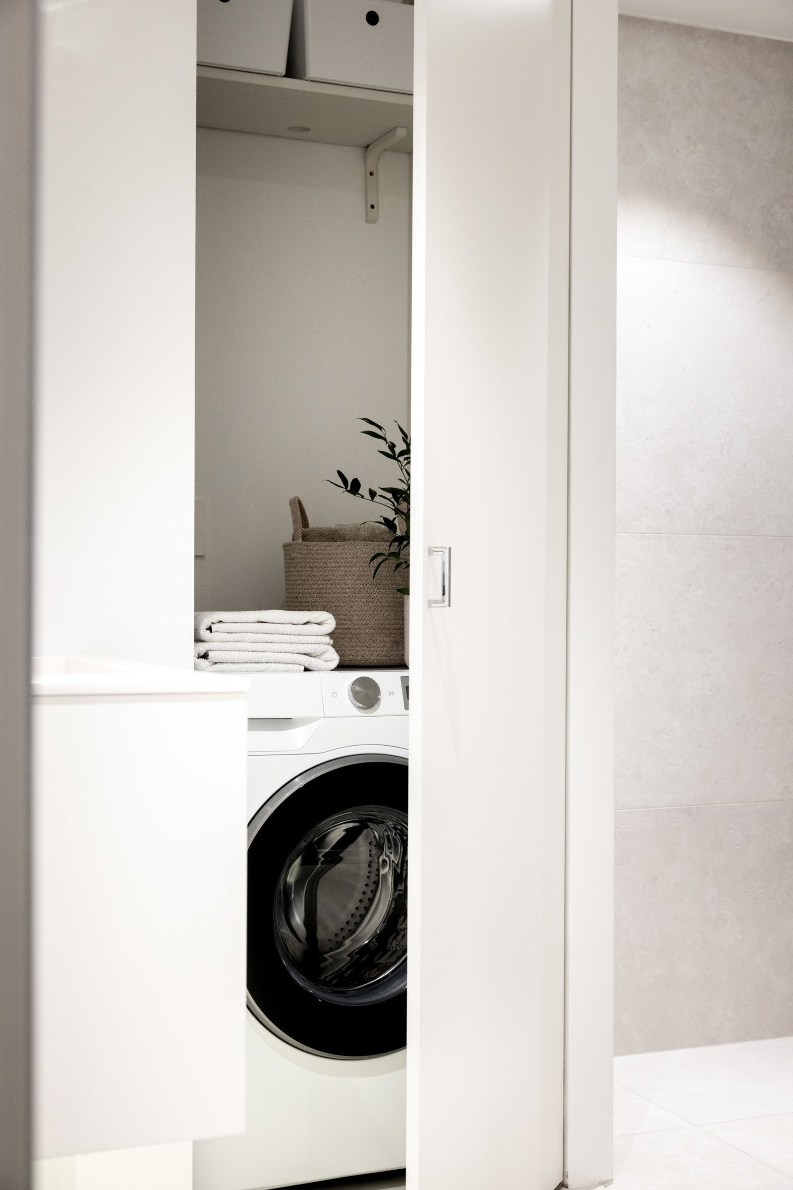 På badet det bygget et skap med opplegg for vaskemaskin og tørketrommel, samt plass til å oppbevare diverse Galleribilde