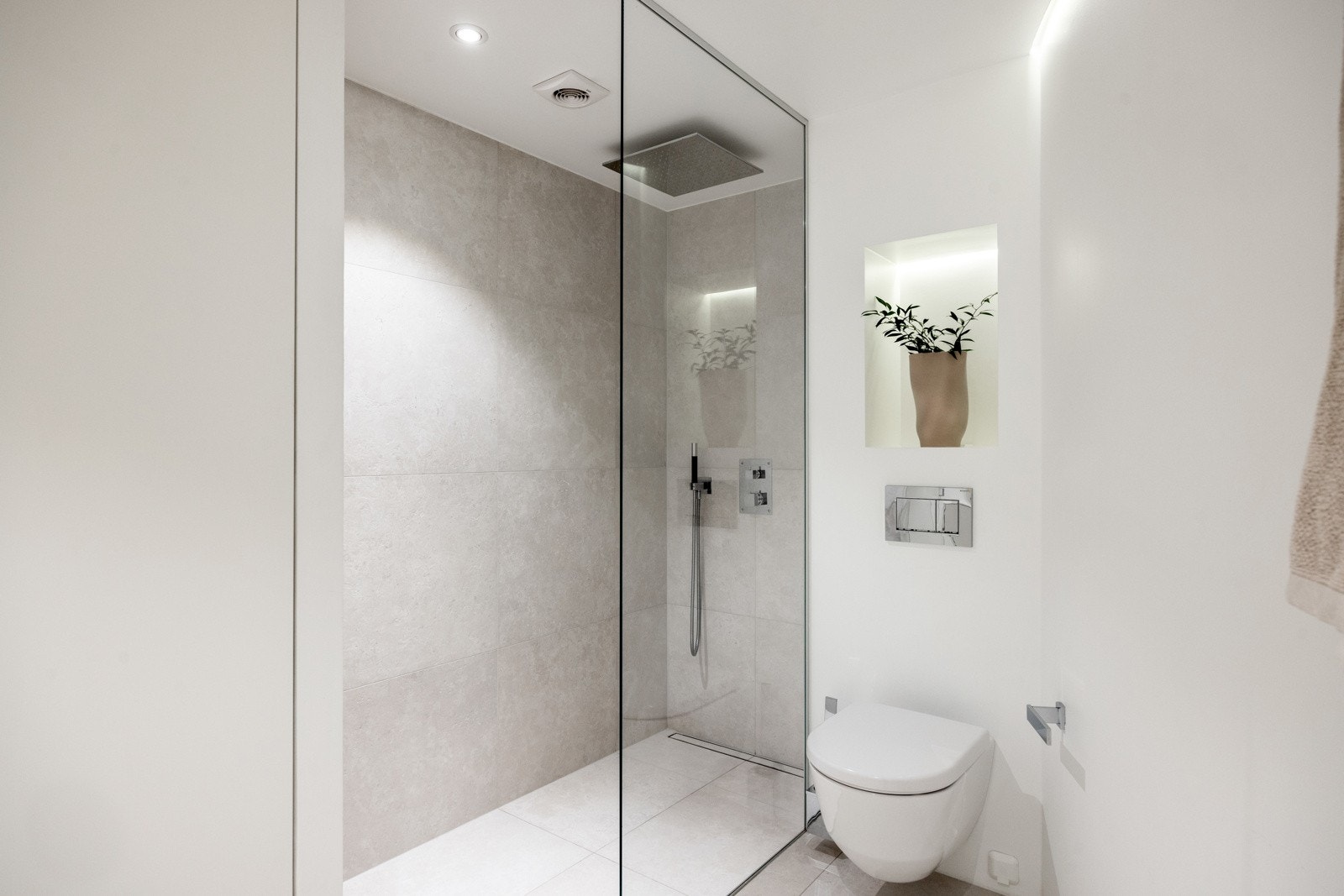 Delikat, lyst og lekkert bad fra 2019 med fliser på varmekabler på gulv og Italienske fliser i 60x60cm, fra casa dolce casa i dusjsonen Galleribilde