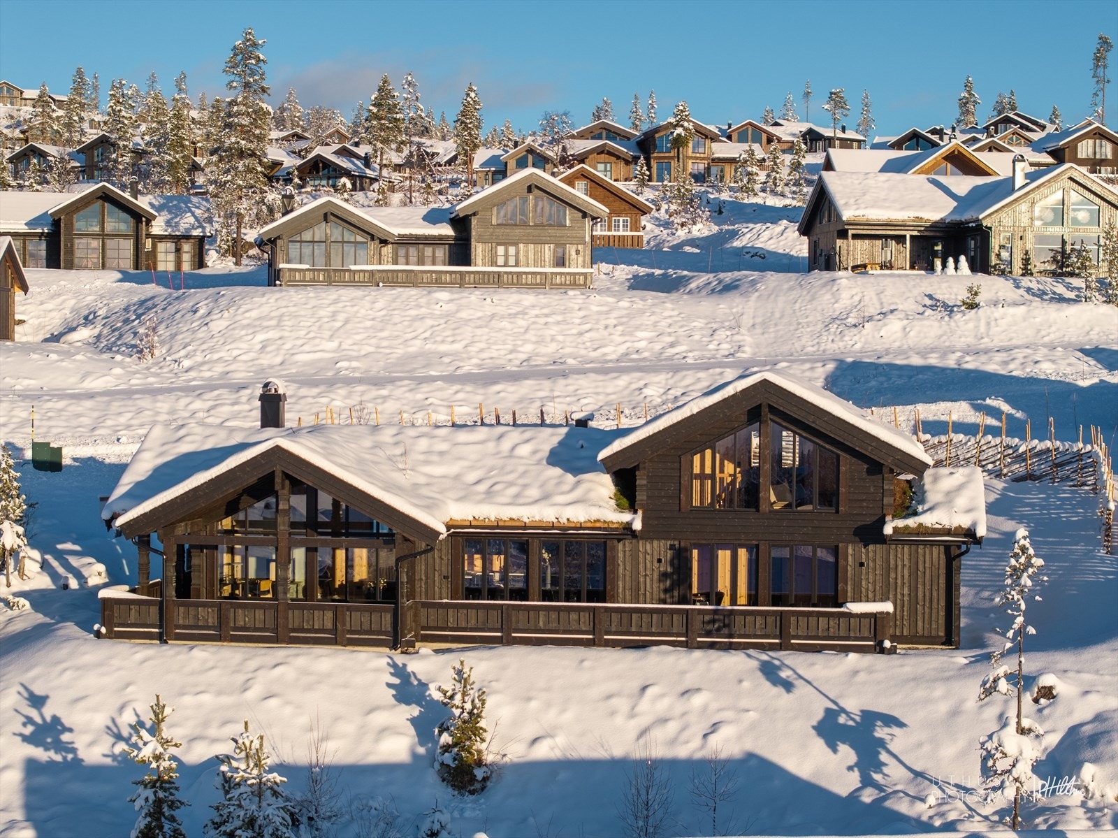 Hytta ligger i skrånende terreng- noe som gir en veldig fin utsikt og gode solforhold Galleribilde