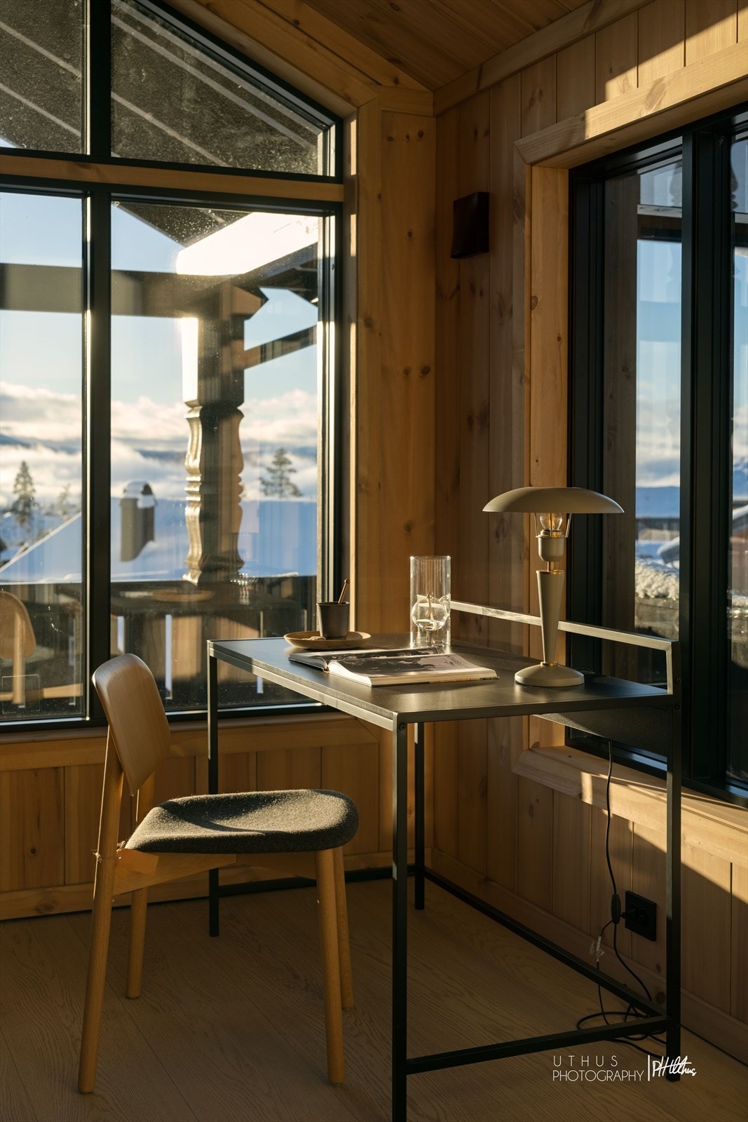 Vegger og tak i eksklusiv Sprekkpanel 19x195. Gulv i herdet tre - Hardwood Saga ultramatt Eik natur Ona Galleribilde