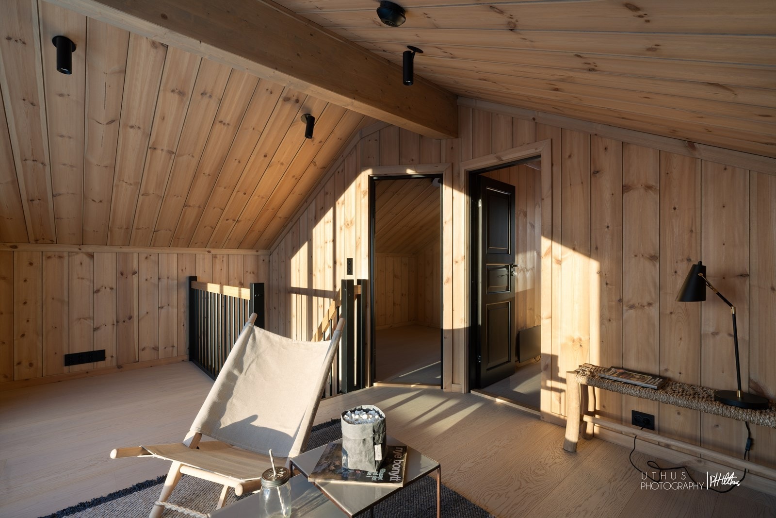 Tv- uttak og integrerte spotter i sort utførelse Galleribilde