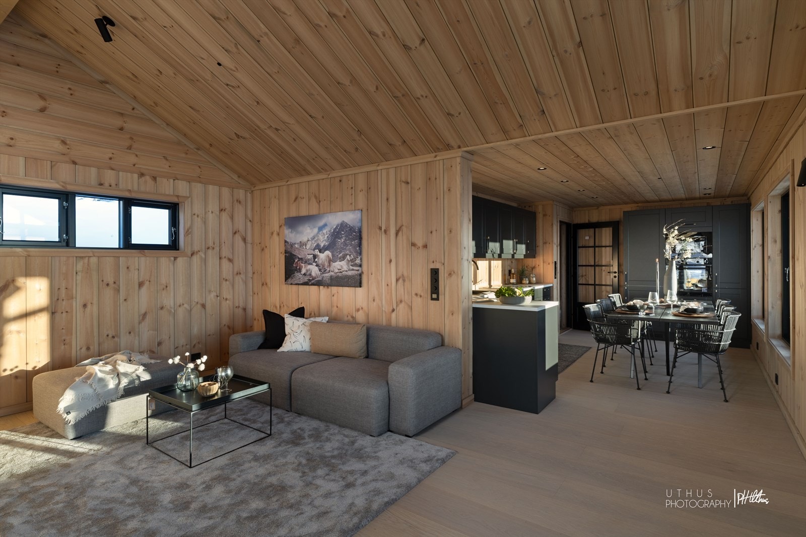 Stuen og kjøkkenet har en åpen og fin løsning, samtidig som det er praktisk fradelte soner Galleribilde