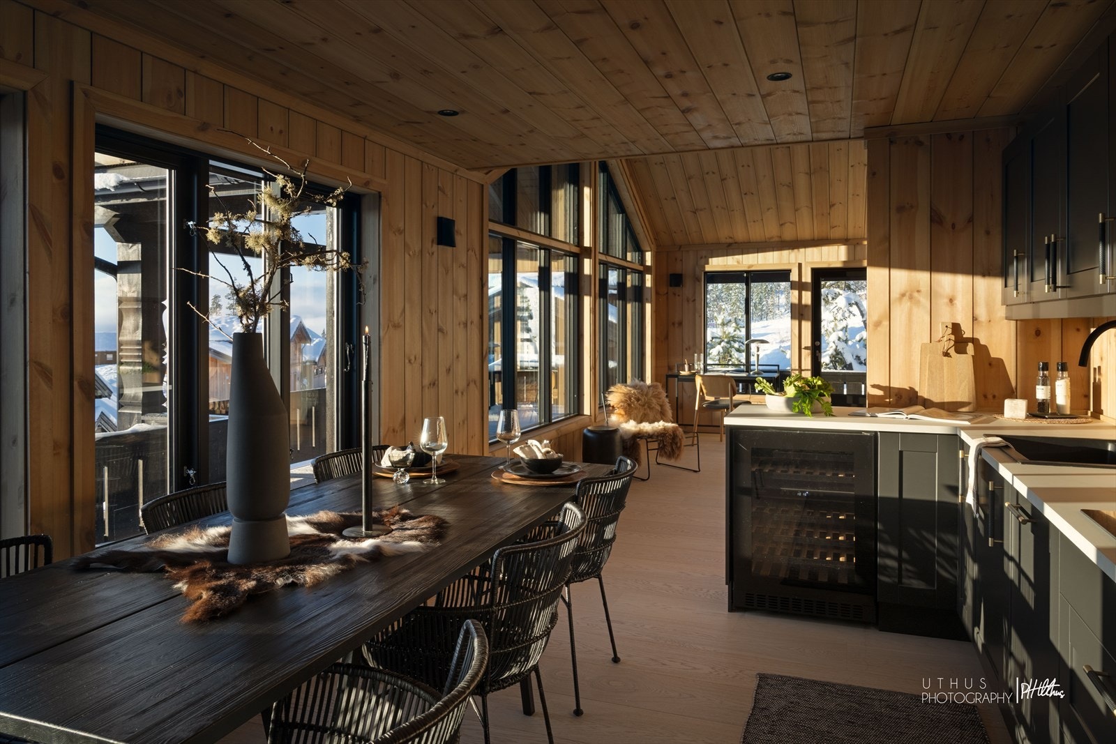 Vindusflater langs hele fronten av hytta slipper inn deilig naturlig lys og man kan nyte en fin utsikt Galleribilde