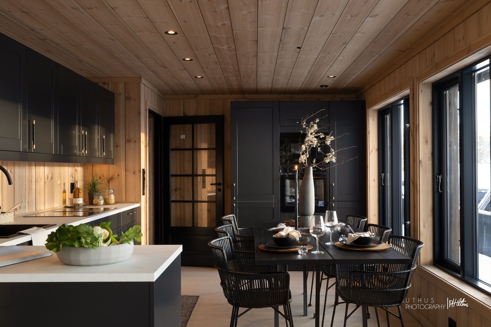 Kjøkken i toppklasse: Huseby kjøkken med komplett integrert hvitevarepakke Galleribilde