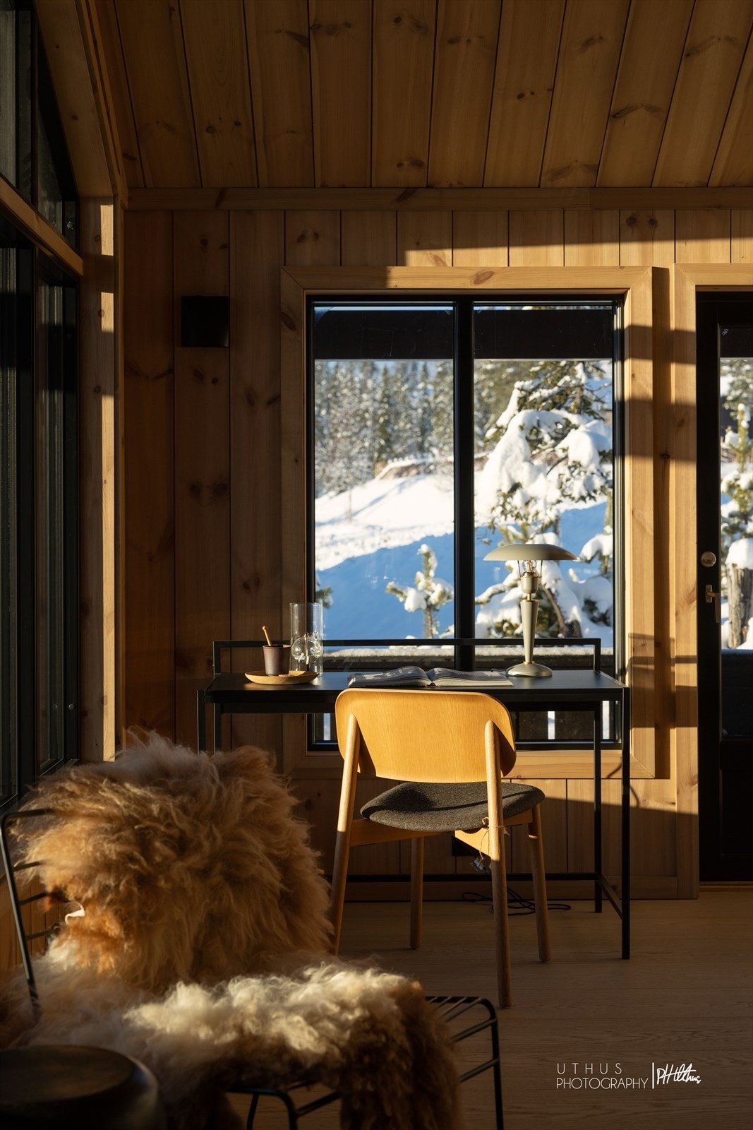 Raus takhøyde og praktisk stue mht. møblering- Lys og luftig med vinduer fra 3 sider Galleribilde