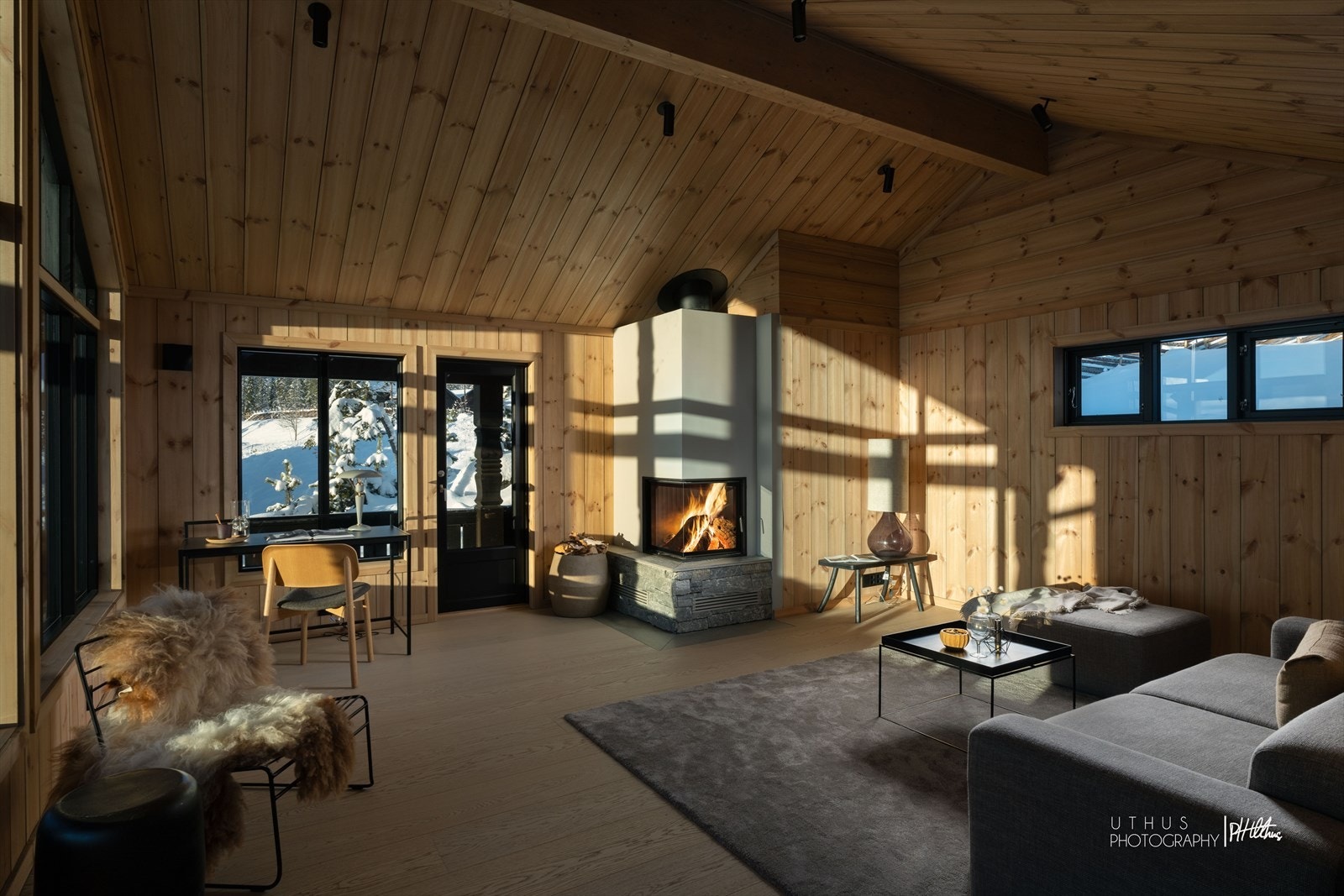 Peisen er strategisk plassert som et blikkfang i stuen. Utgang til terrasse fra stuen Galleribilde