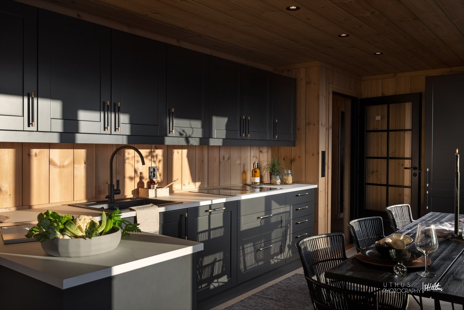 Integrert stekeovn og oppvaskmaskin. Innebygd kjøleskap. ComboHob stekeplate med integrert ventilasjon. Innebygd mikrobølgeovn. Temptech Sommelier vinskap - perfekt for vinelskeren Galleribilde