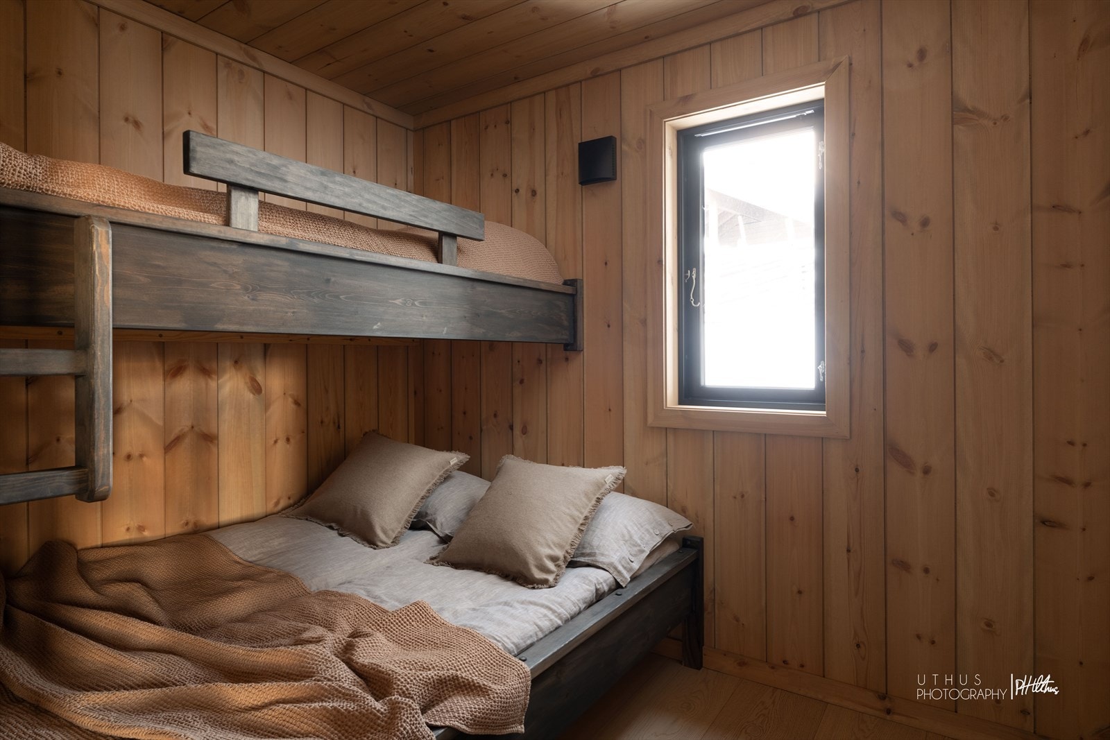 Gjesterom/barnerom med plassbygget køyeseng Galleribilde