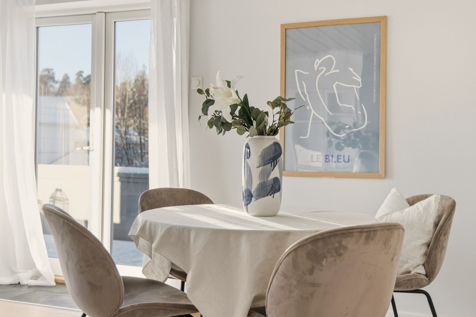 I tilknytning til stue og kjøkken er det plass til å innrede med langbord eller annen ønsket spisegruppe Galleribilde