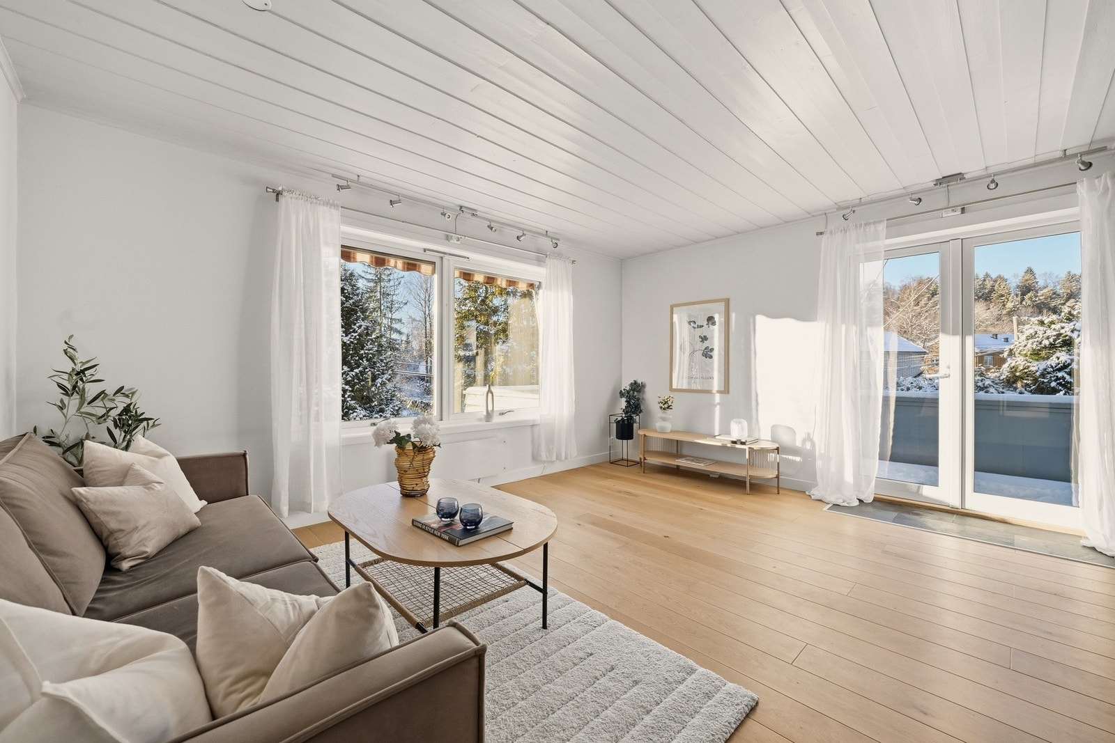 Leiligheten har store sosiale soner med gode innredningsmuligheterer Galleribilde